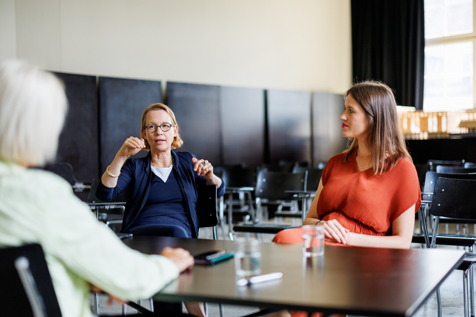 Anna Jessen (links) und Chiara Friedl von der ArchitekturWerkstatt im Gespräch.