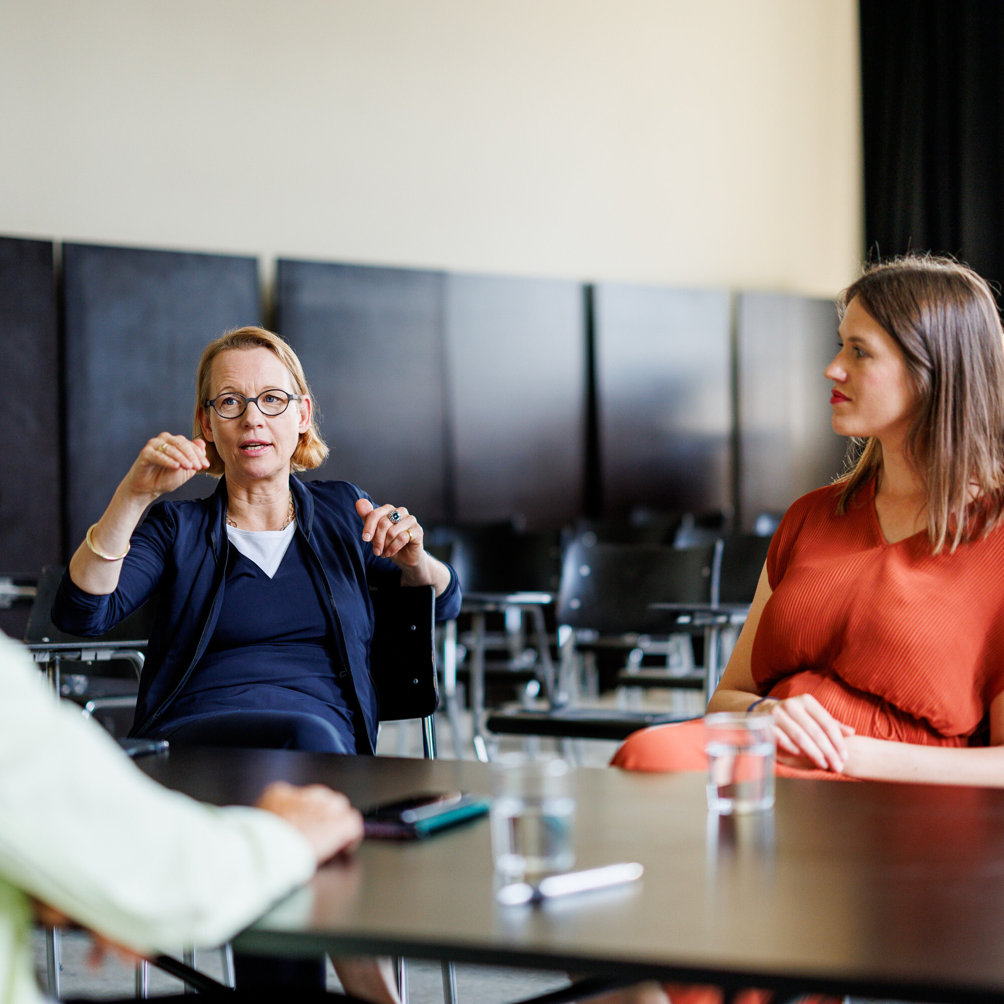 Anna Jessen (links) und Chiara Friedl von der ArchitekturWerkstatt im Gespräch.