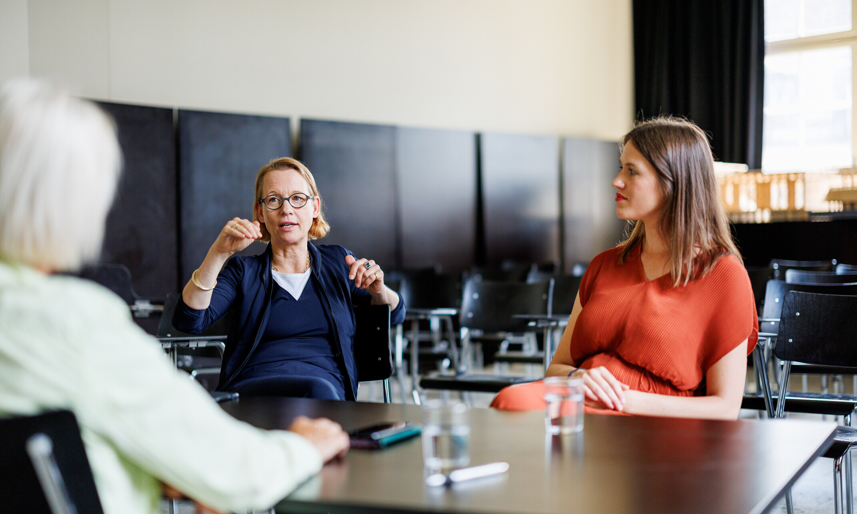 Anna Jessen (links) und Chiara Friedl von der ArchitekturWerkstatt im Gespräch.
