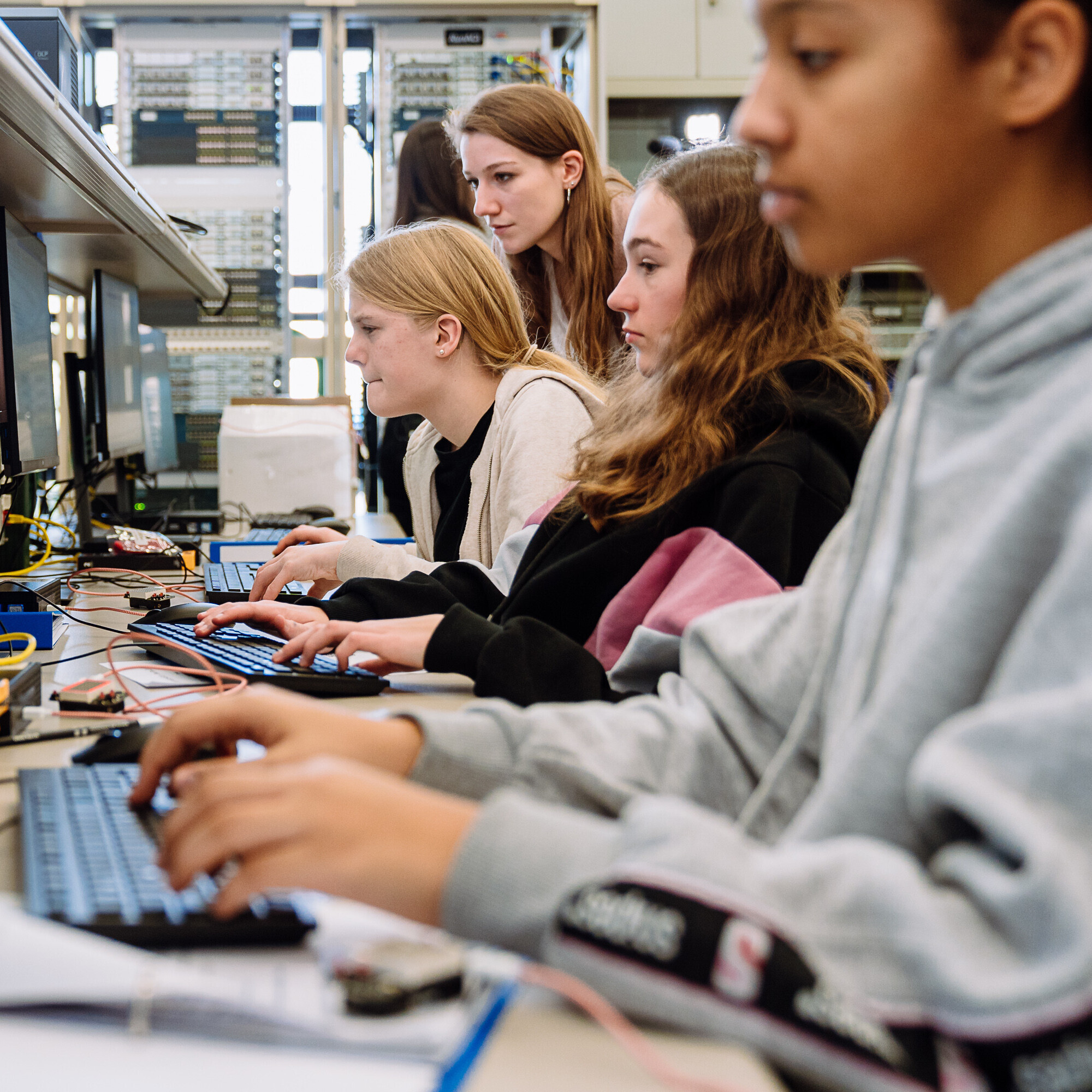 Junge Frauen sitzen vor Computern und sind gefragte Fachkräfte in der Informatikbranche. 