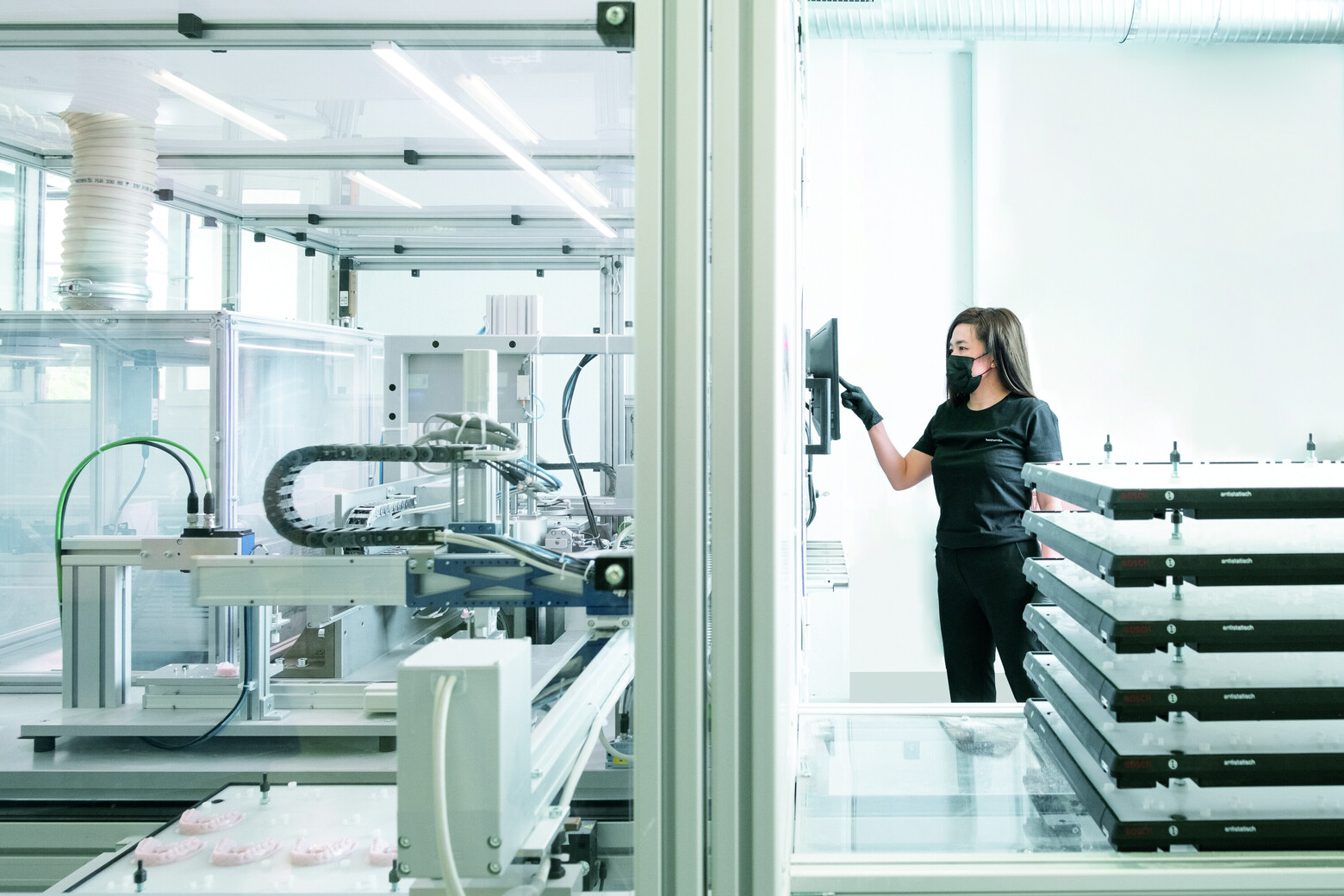 Durch die Verglasung kann man jeden Produktionsschritt der Maschine verfolgen.