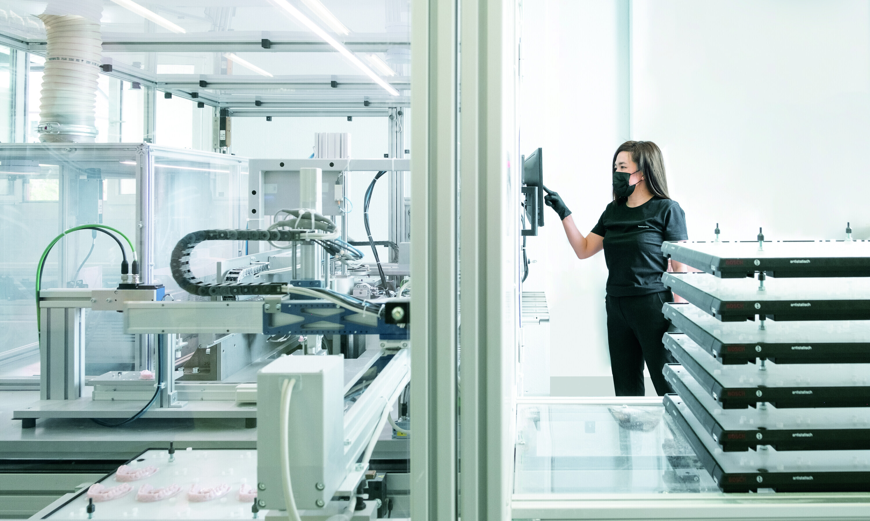 Durch die Verglasung kann man jeden Produktionsschritt der Maschine verfolgen.