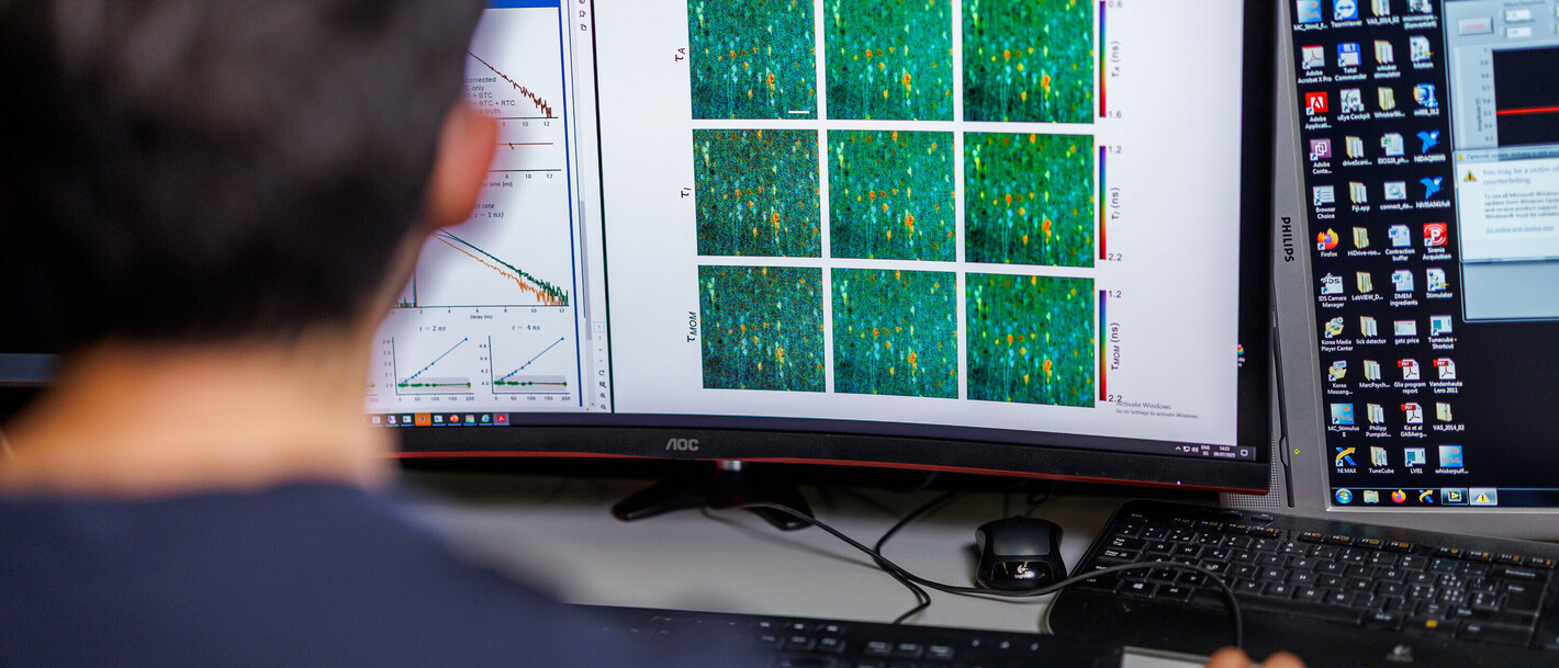 Mikroelektronik-Forschende der OST haben zusammen mit Biologinnen und Biologen der Universität Zürich und dem Industriepartner Prospetive Instruments ein System entwickelt, um die biologische Aktivität in lebenden Zellen in bisher unerreichbarer Geschwindigkeit zu messen und anzuzeigen.