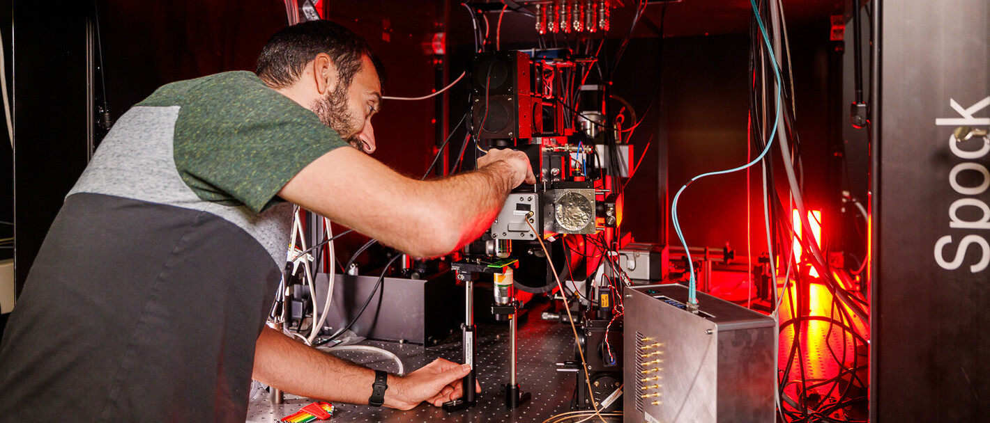 Der Zellmesslaser bietet quantitative Einblicke in molekulare Prozesse in lebenden Organismen und wird unter anderem bei der Krebszellenanalyse eingesetzt.