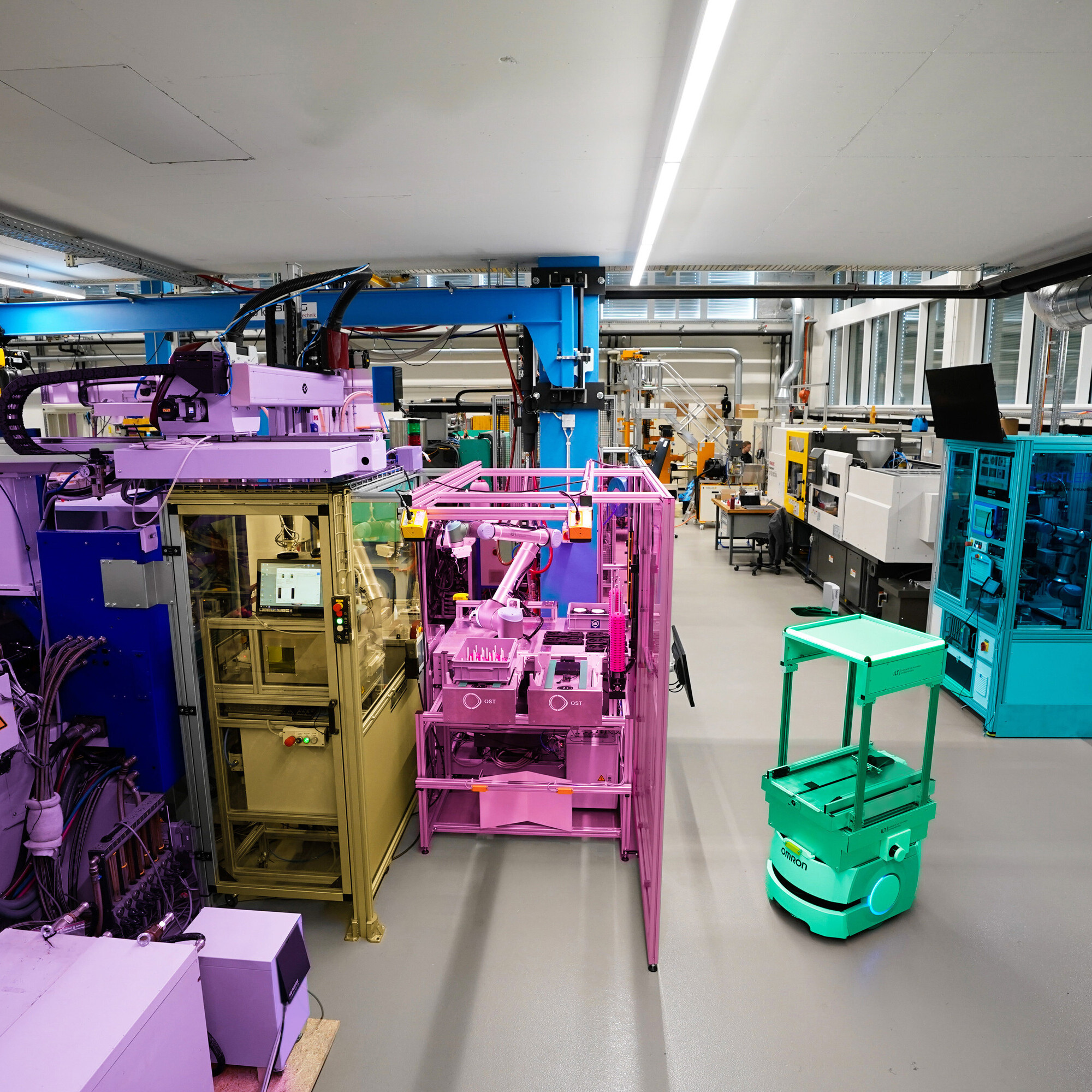 Die Smart Factory der OST besteht aus Spritzgiessmaschine, Lasermarkierung zur Identifikation jedes Bauteils, Handling­-Roboter, Logistik­-Roboter, Qualitäts­-Messzelle und Lager.