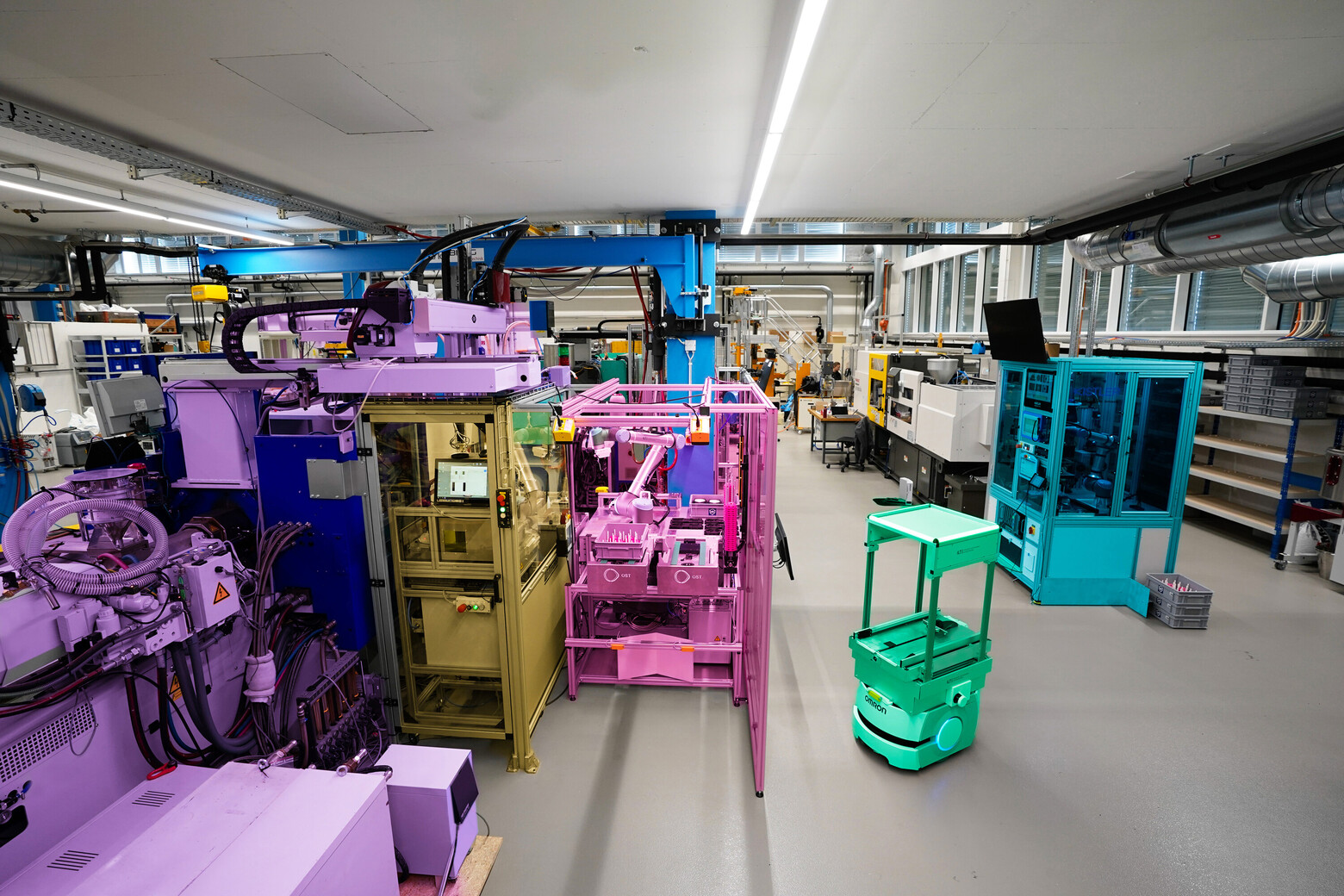 Die Smart Factory der OST besteht aus Spritzgiessmaschine, Lasermarkierung zur Identifikation jedes Bauteils, Handling­-Roboter, Logistik­-Roboter, Qualitäts­-Messzelle und Lager.