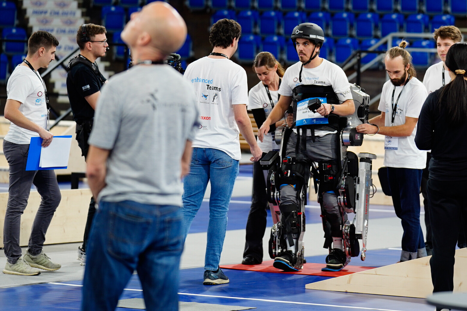 OST-Pilot Rolf Schoch gewinnt Silber mit Hybrid-Exoskelett beim Cybathlon-Finale der ETH Zürich.