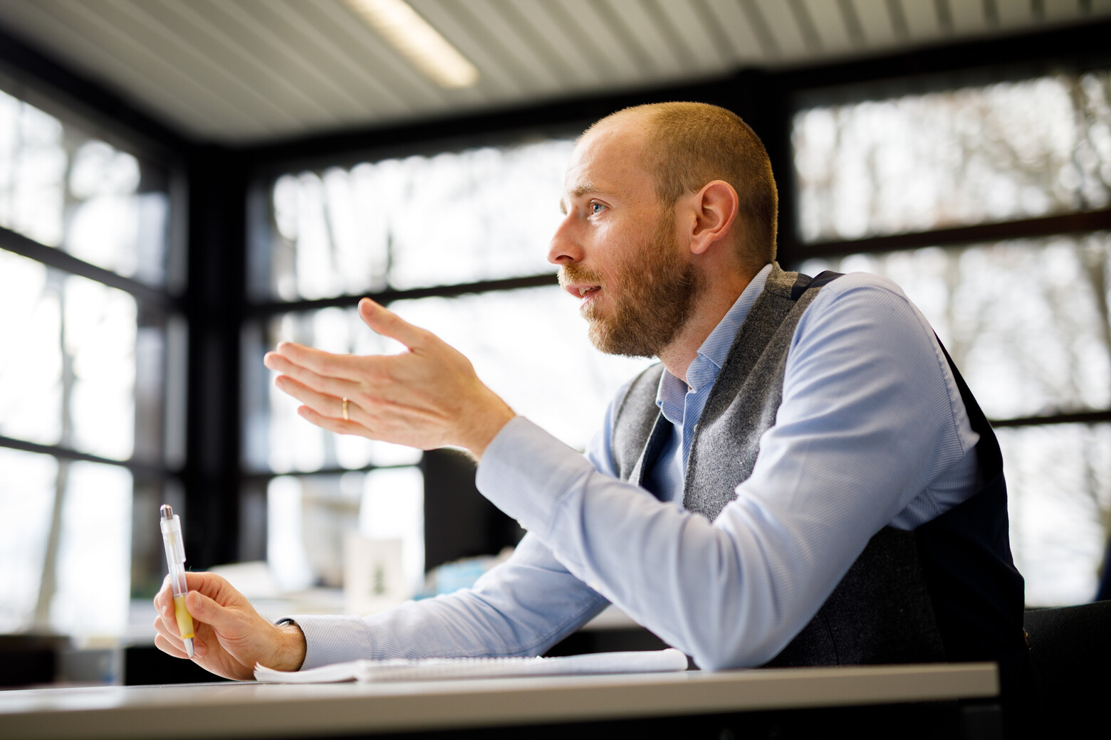Hier argumentiert Michael Schueller, er setzt dabei unterstützend seine Hände ein.