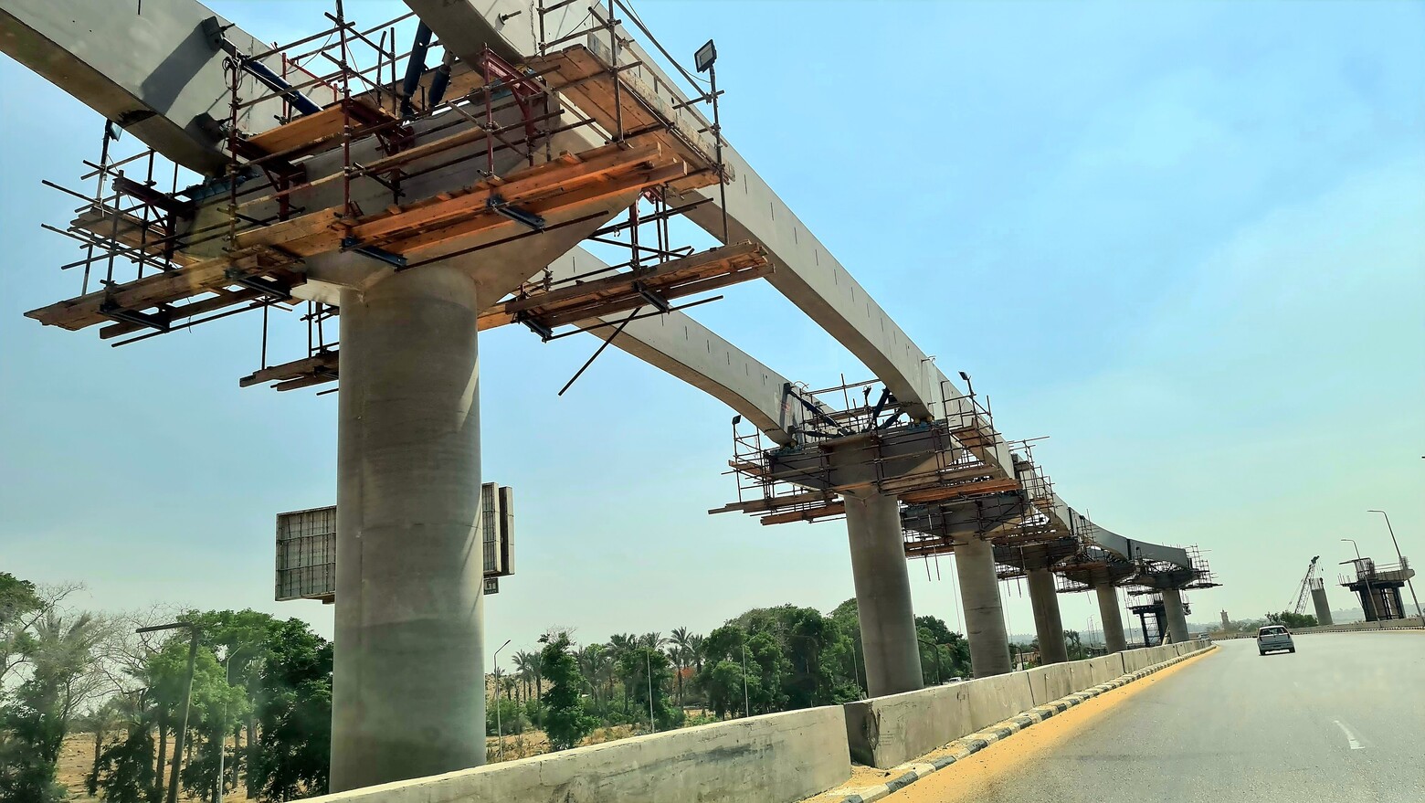 Hier ist eine Baustelle der Monorail-Linie zu sehen, die auch durch die ägyptische Hauptstadt Kairo führen soll.