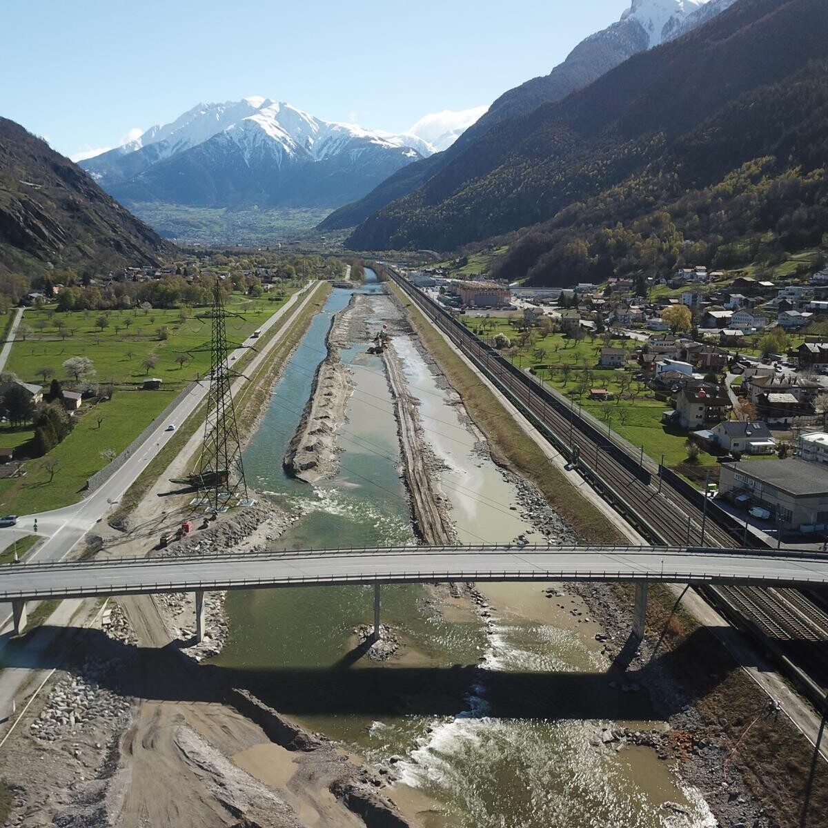 Es finden Bauarbeiten am Flussbett der Rohne statt, über den eine bestehende Autobrücke führt.