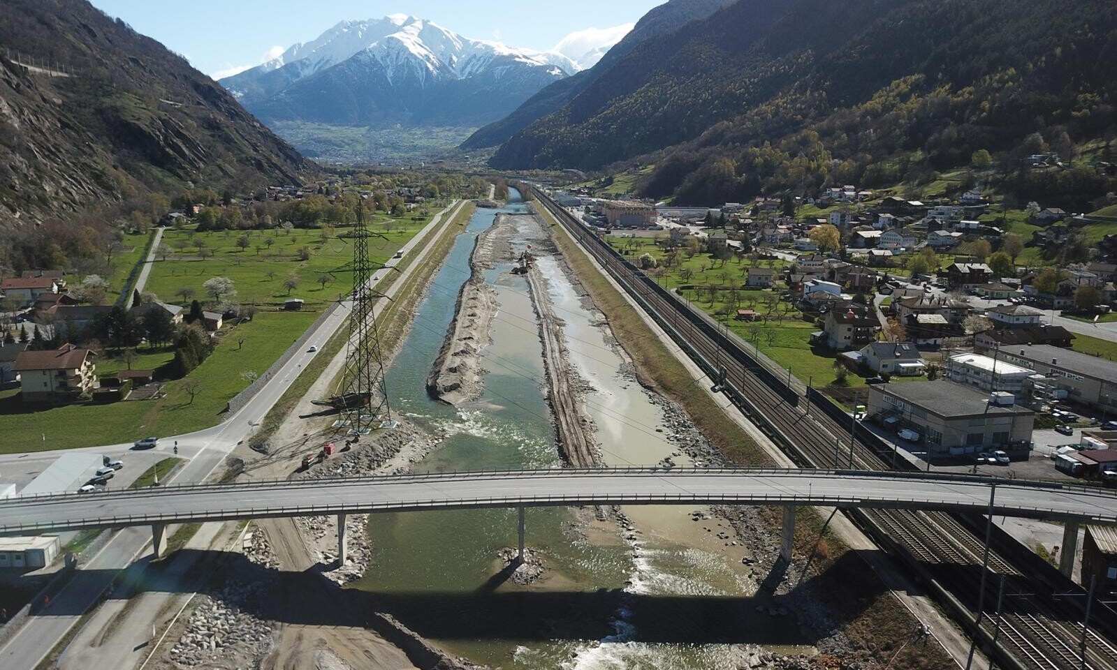 Es finden Bauarbeiten am Flussbett der Rohne statt, über den eine bestehende Autobrücke führt.