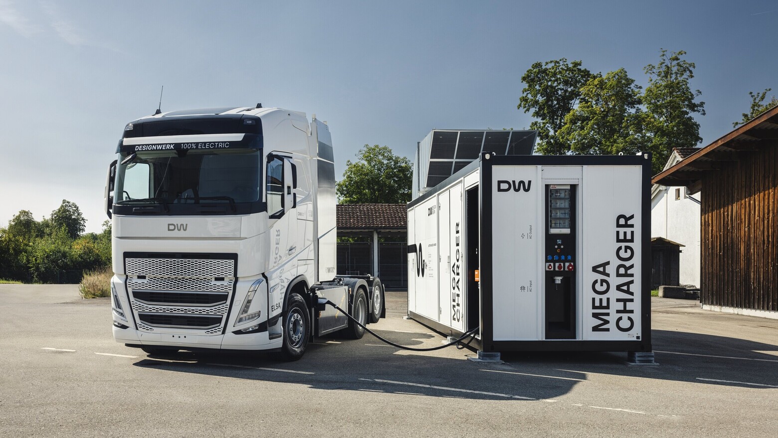 Der Megawattcharger im Einsatz.