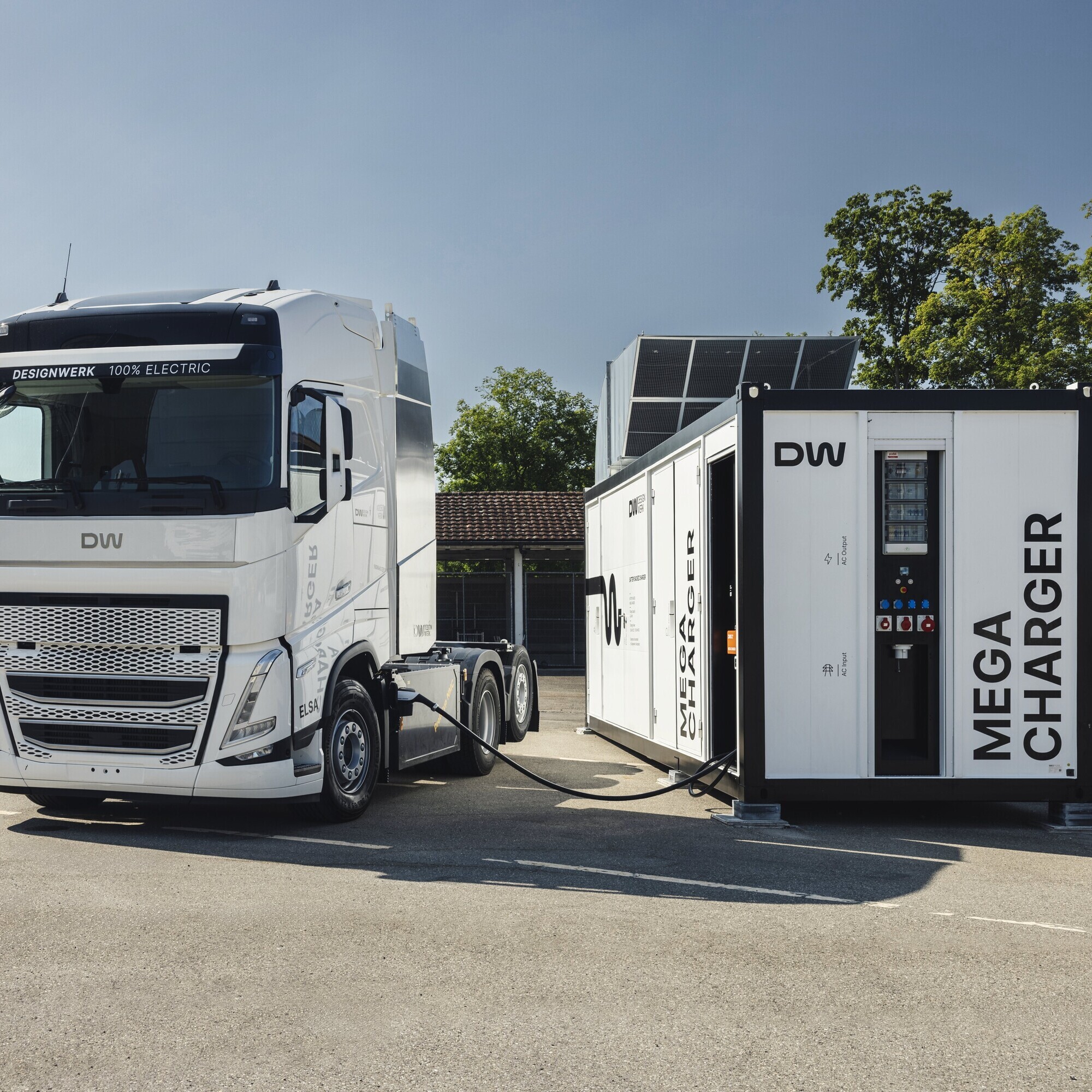 Der Megawattcharger im Einsatz.