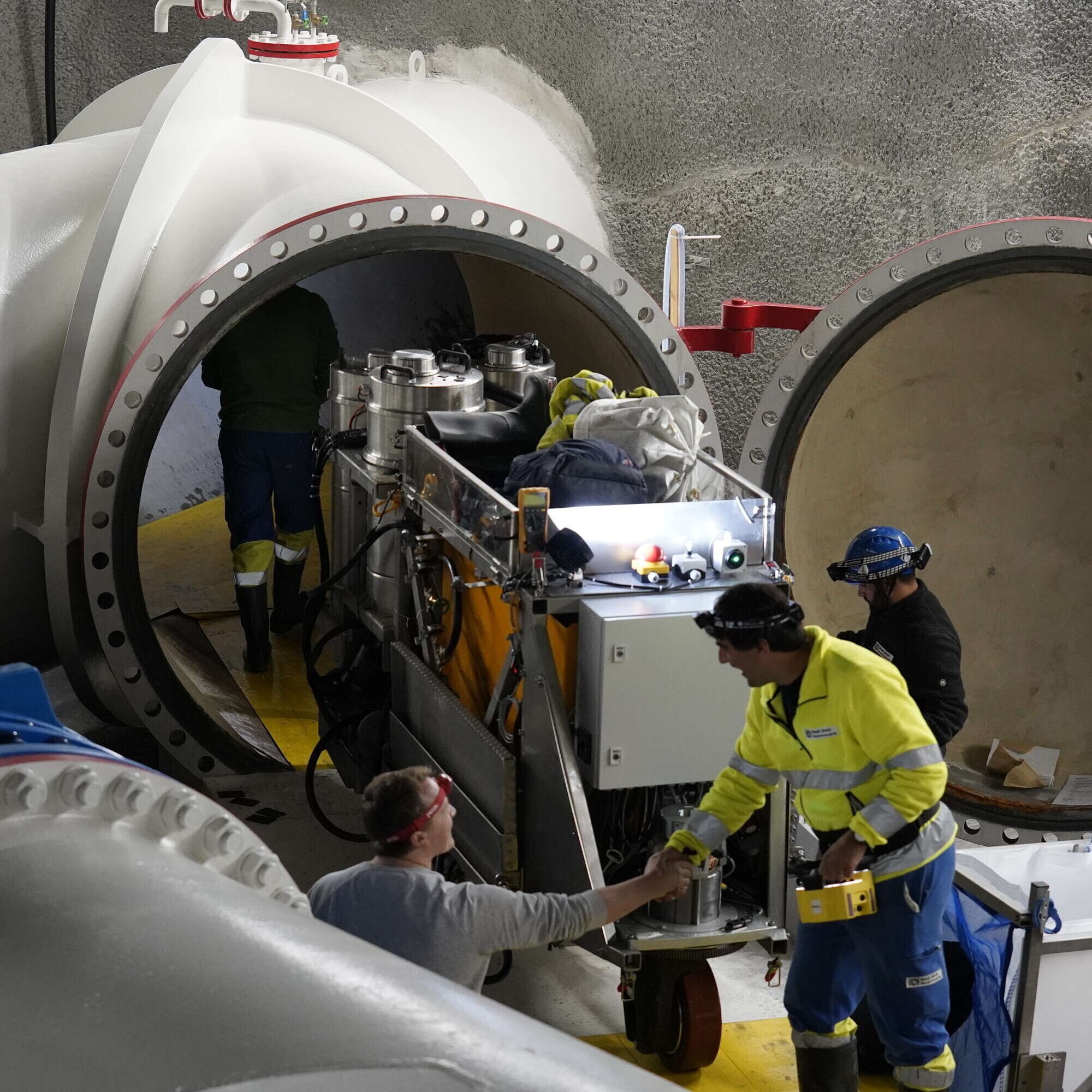Zur Reinigung der Leitungen sind mehrere Mitarbeiter mit der von der OST entwickelten Spezialmaschine im Einsatz.