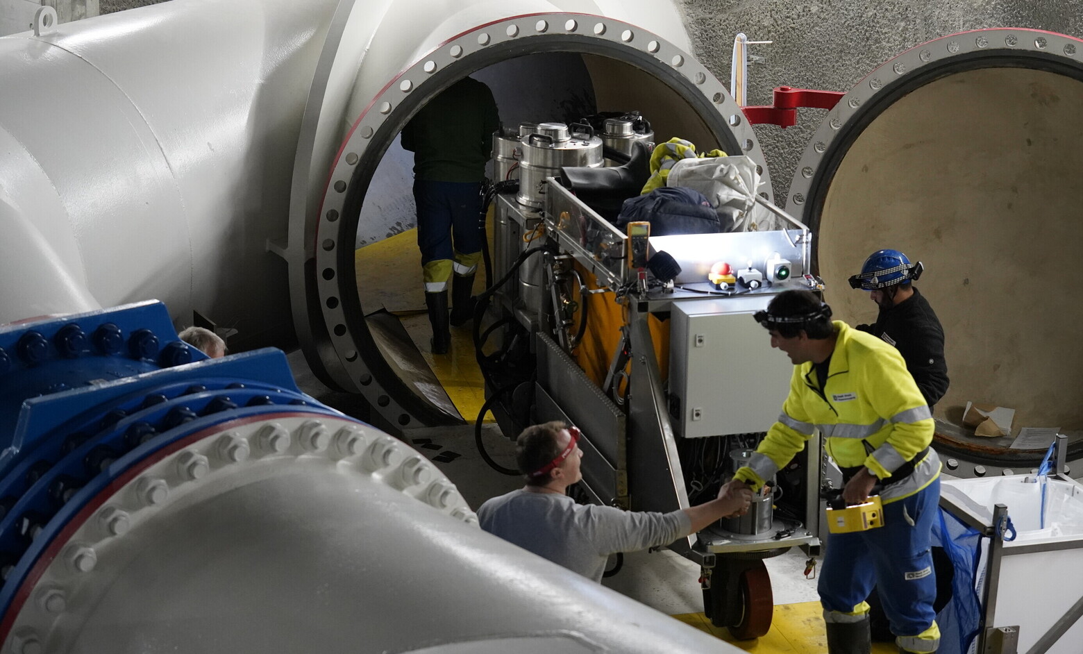 Zur Reinigung der Leitungen sind mehrere Mitarbeiter mit der von der OST entwickelten Spezialmaschine im Einsatz.