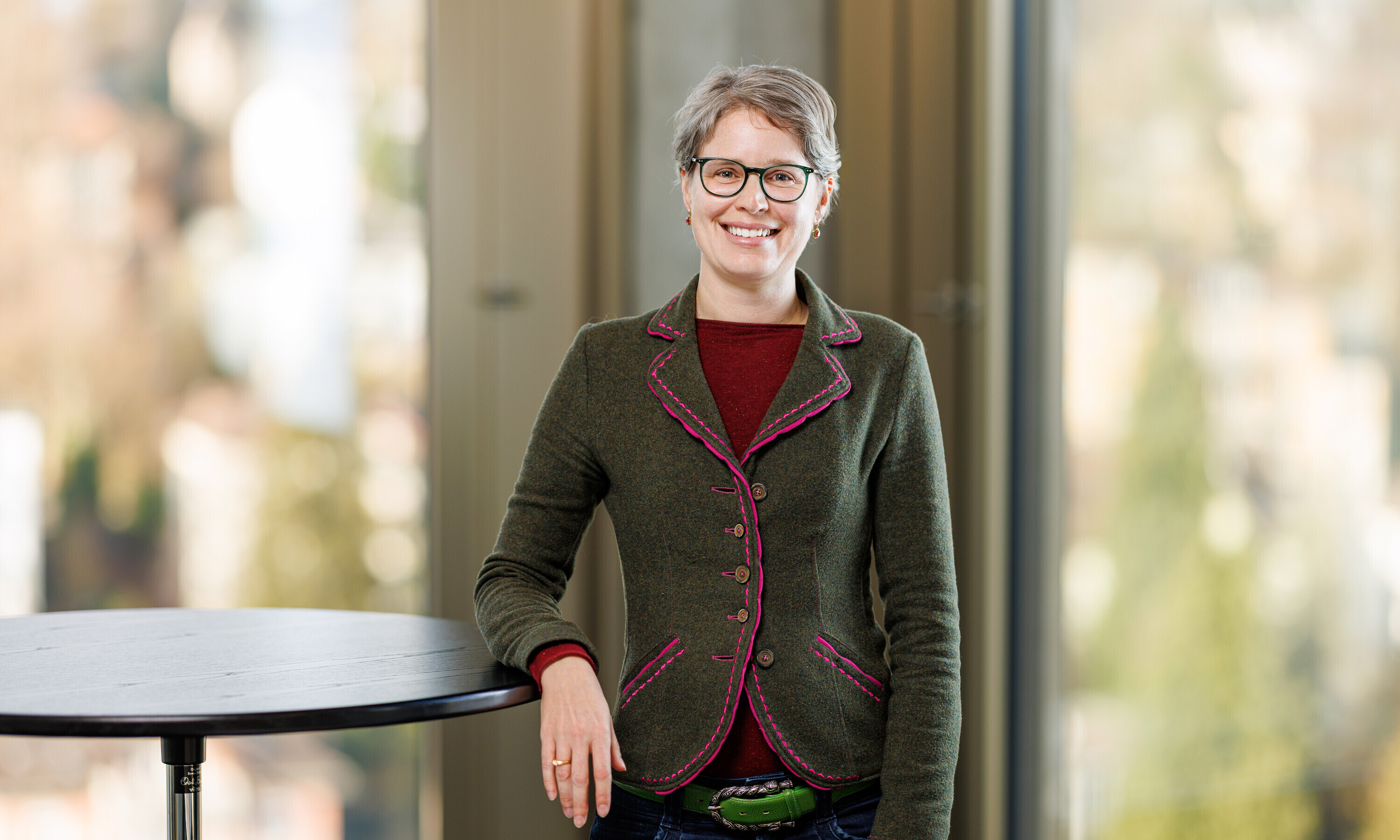 Auf dem Bild ist Prof. Stefanie Graf, die Leiterin des Departements ABLR, zu sehen. Sie stützt den rechten Arm auf einem Stehtisch ab.