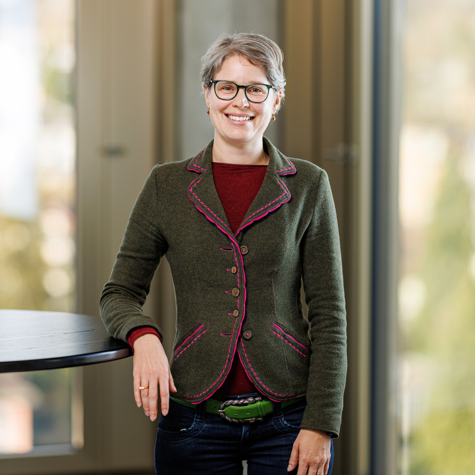 Auf dem Bild ist Prof. Stefanie Graf, die Leiterin des Departements ABLR, zu sehen. Sie stützt den rechten Arm auf einem Stehtisch ab.