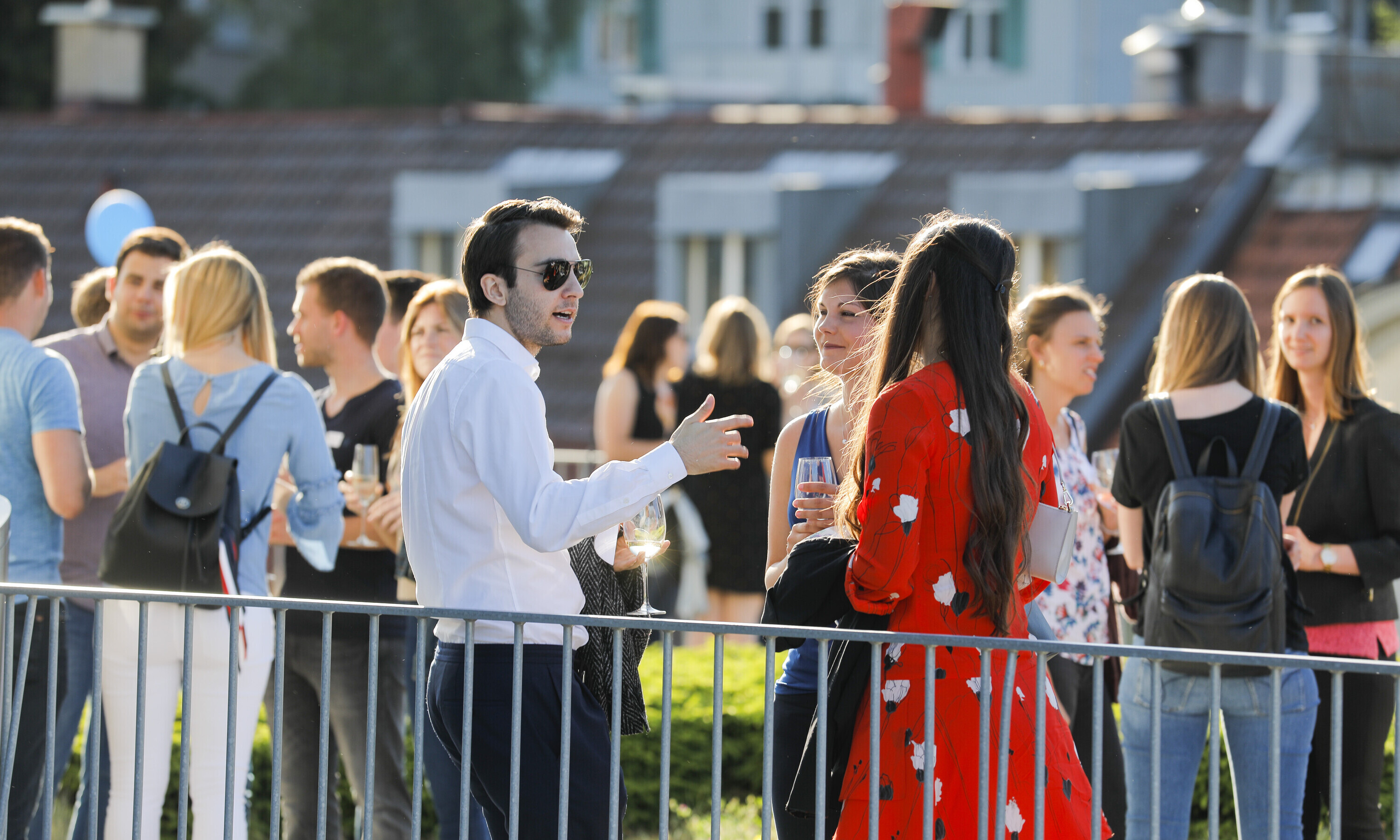 Während des Apéros von alumniOST auf der Dachterrasse des Fachhochschulzentrums in St. Gallen herrschte ausgelassene Stimmung.