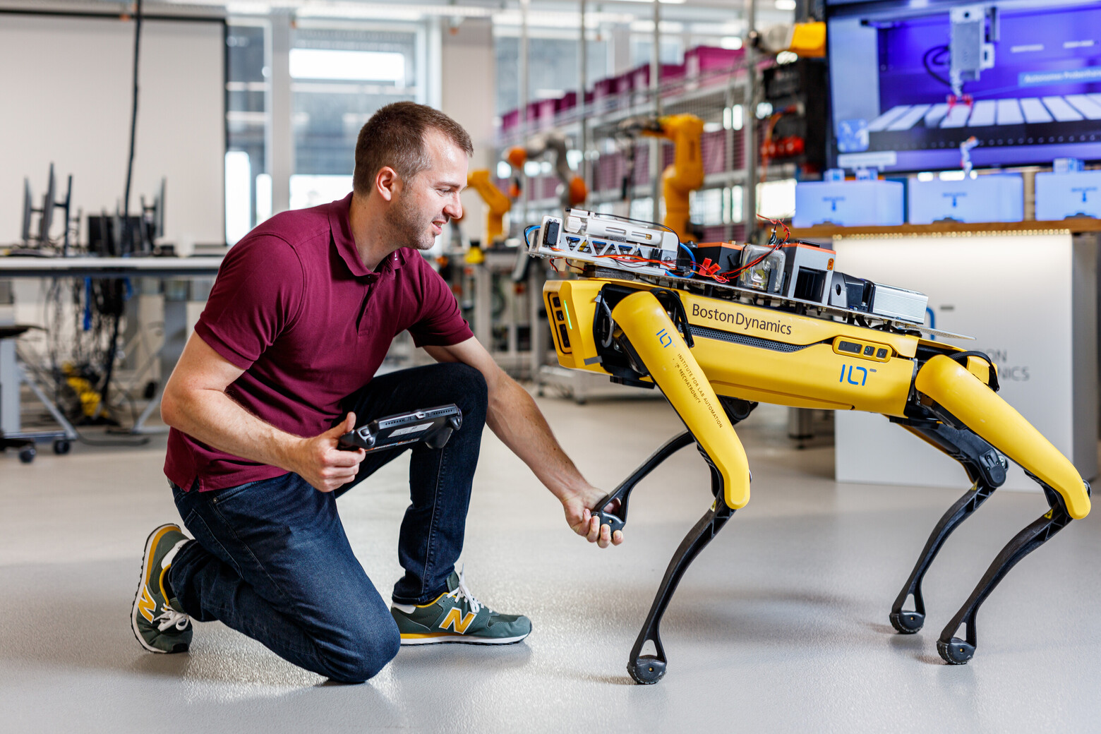 Ein Mitarbeiter des RoboticLab der OST konfiguriert einen roboterhaften Hund.