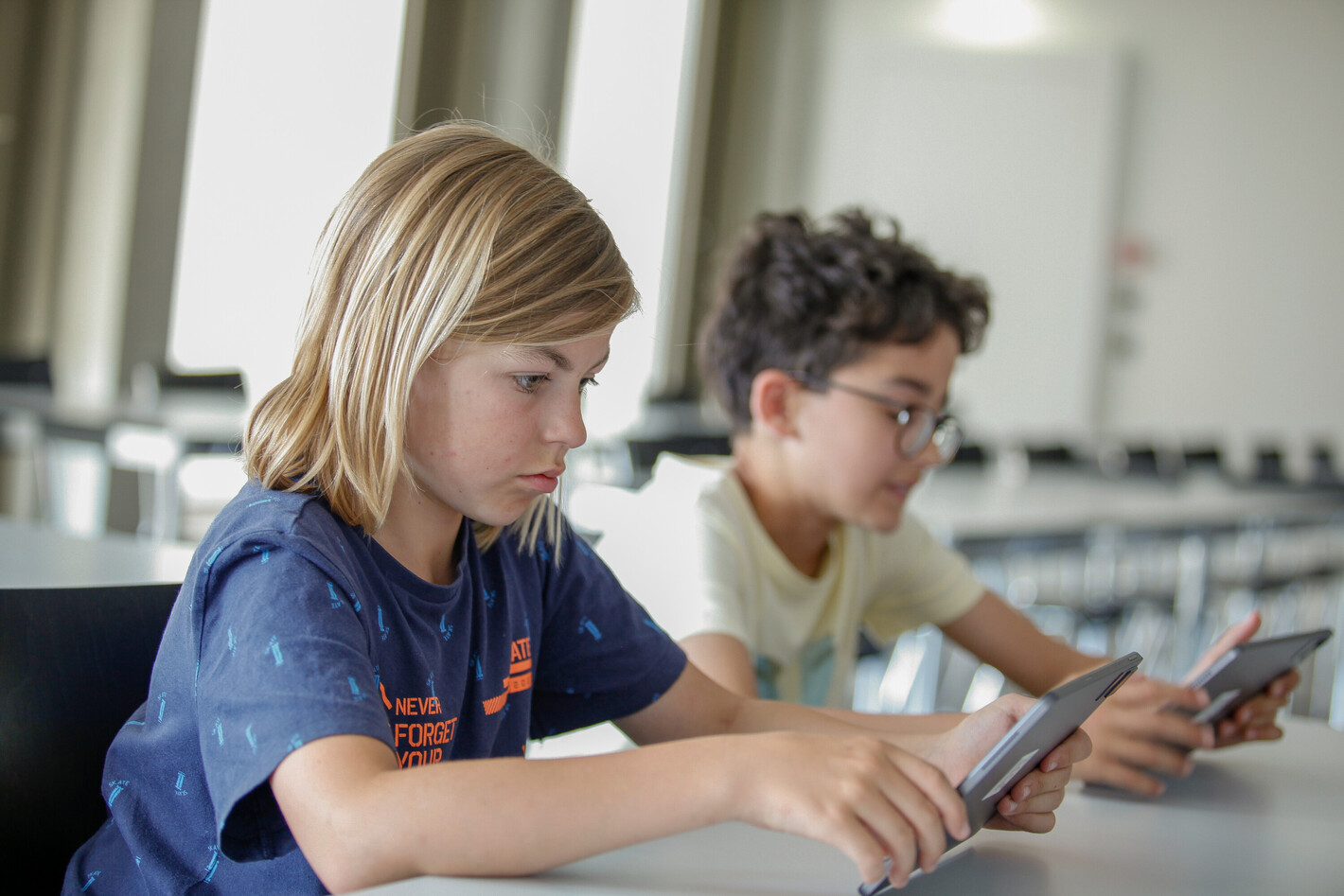 Primarschulkinder entdecken ihre Rechte bei der KIDIMO-App auf spielerischer Weise.