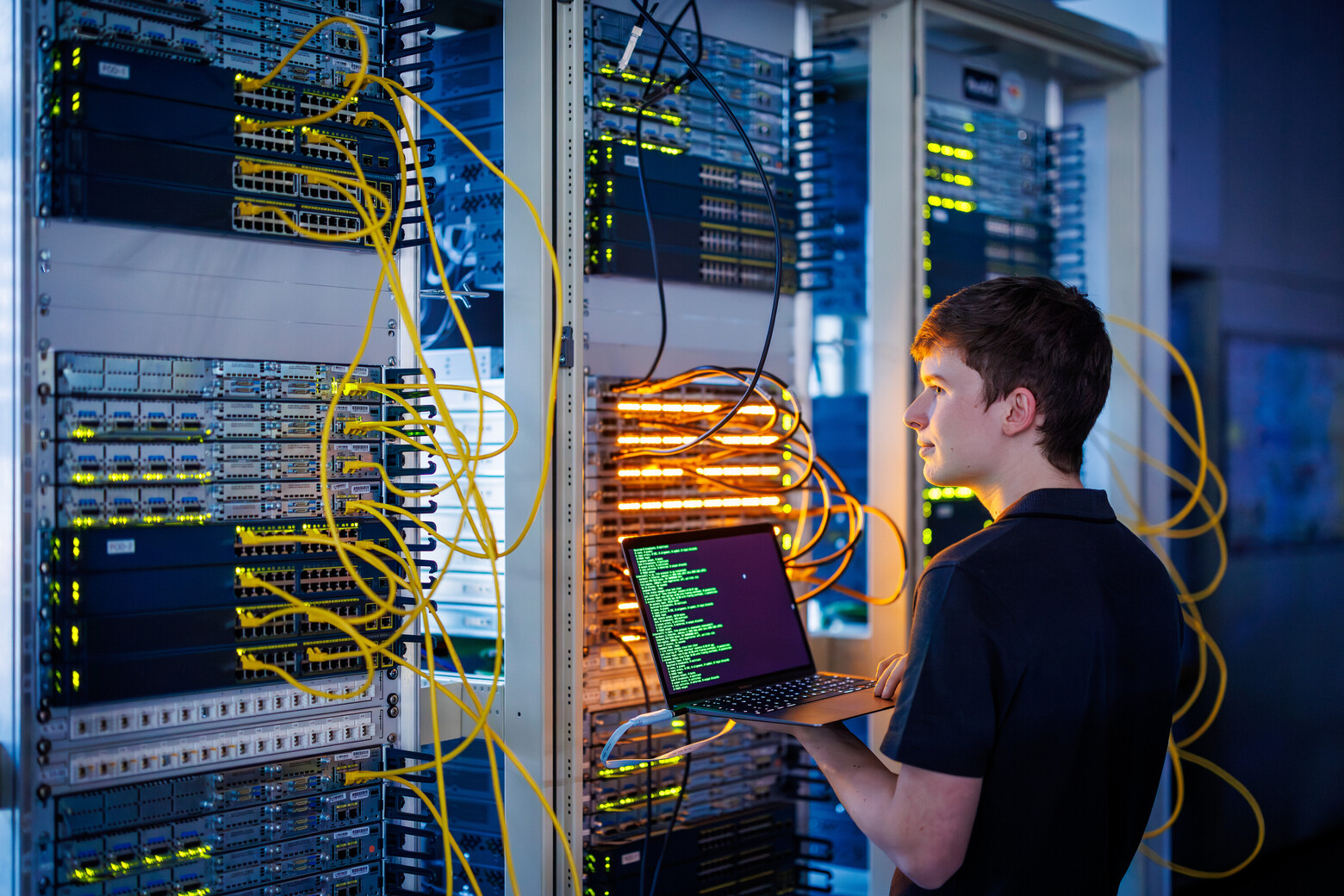 Informatikstudent im Computernetzlabor der OST.