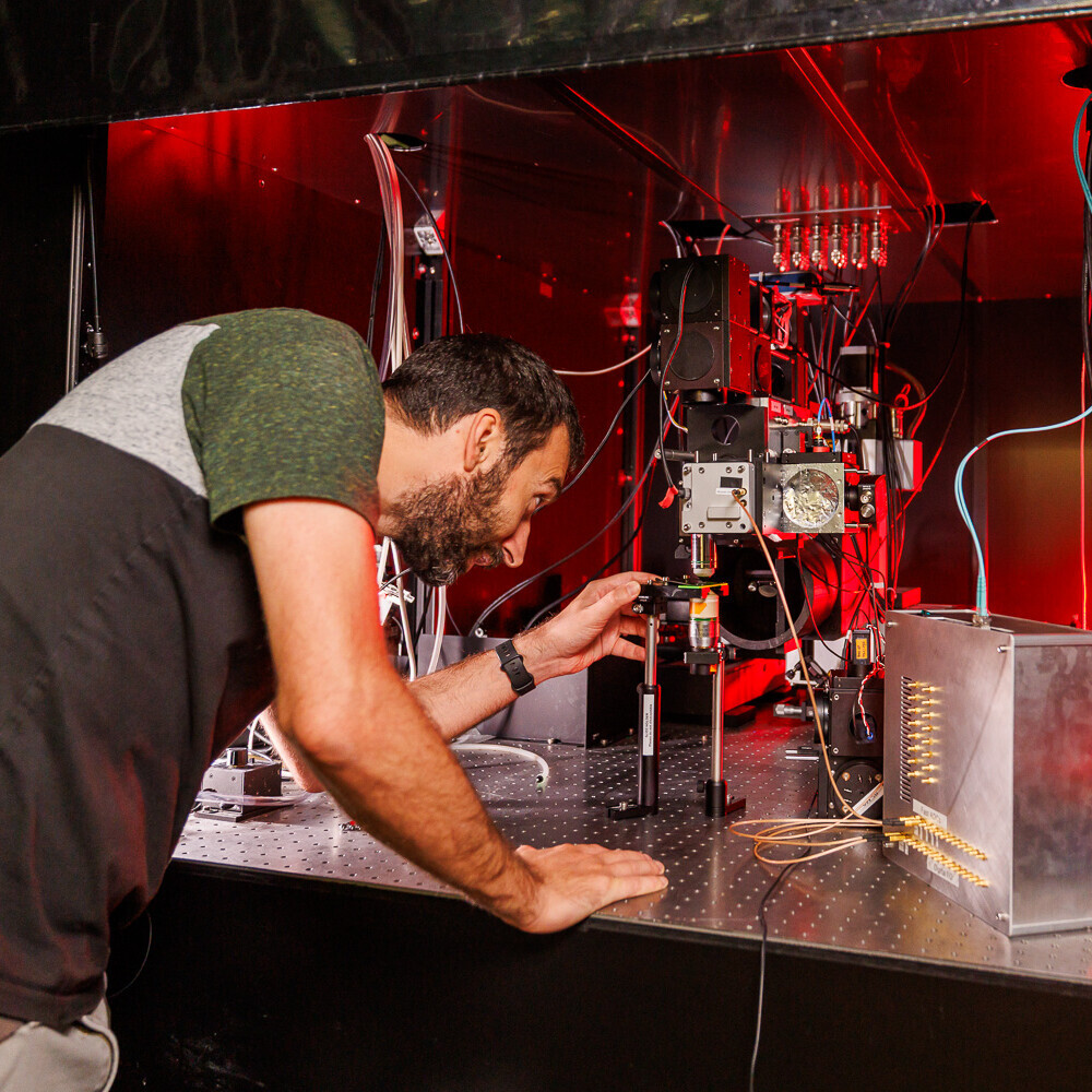 In dieser Nahaufnahme zeigt sich die Feinmotorik dieses Geräts, dass mit Lasern hochaufgelöst misst.  