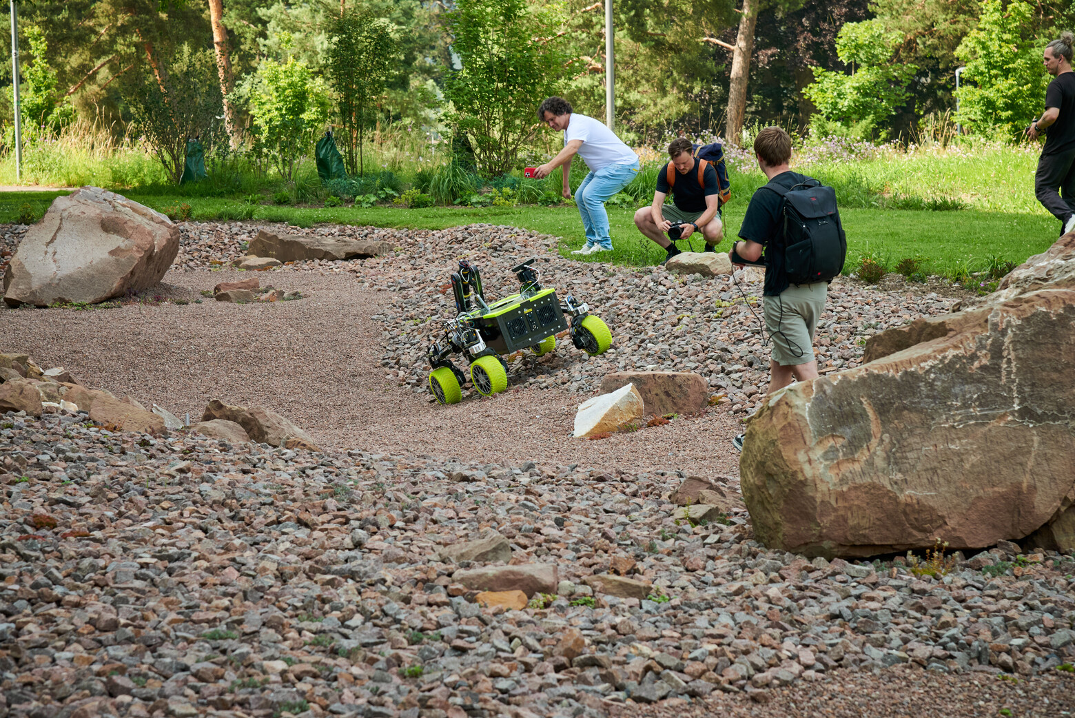 Medienschaffende fotografieren: Die erste Fahrt von Mars-Rover WAMBO auf dem Testgelände.