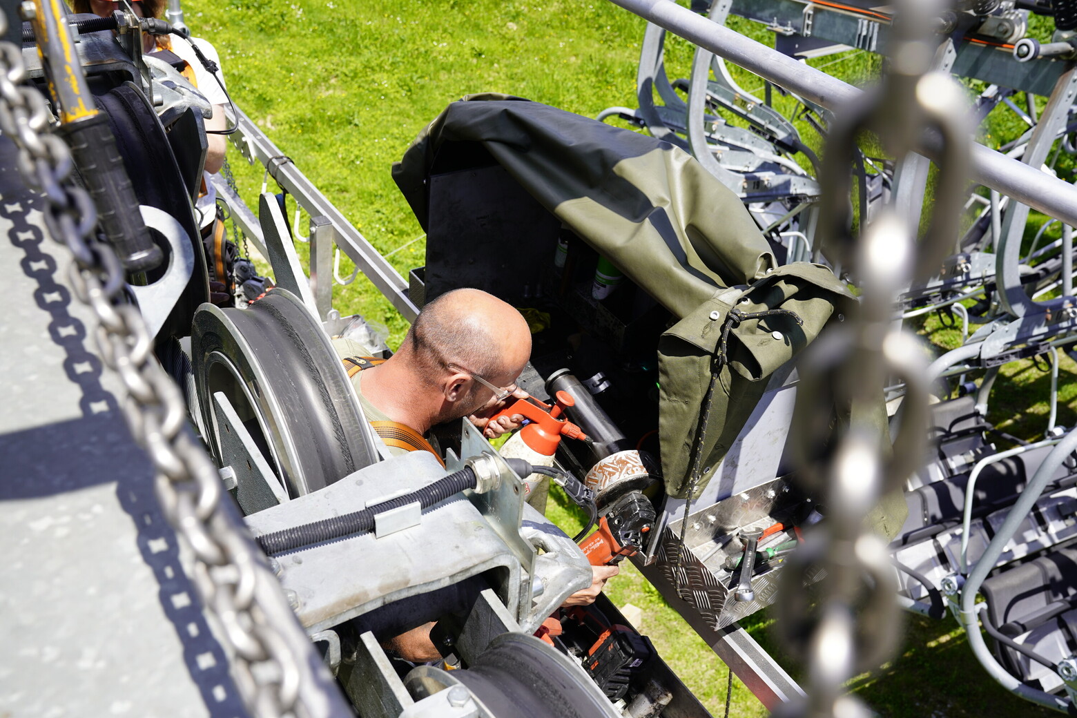 Bei Sonnenschein führt ein Techniker einen Revisionsschritt durch.