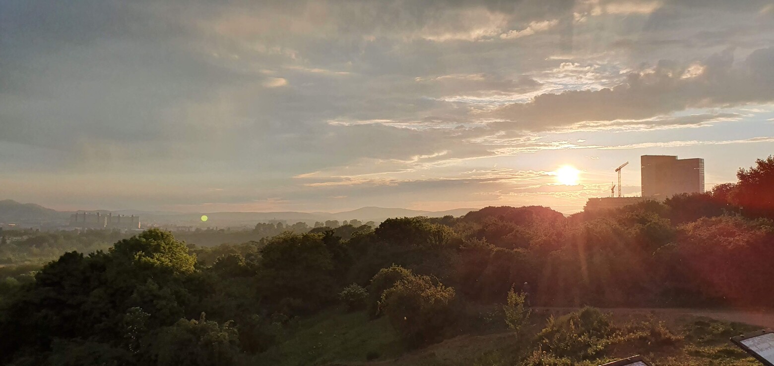 Ein Sonnenuntergang über den Dächern der österreichischen Hauptstadt Wien.