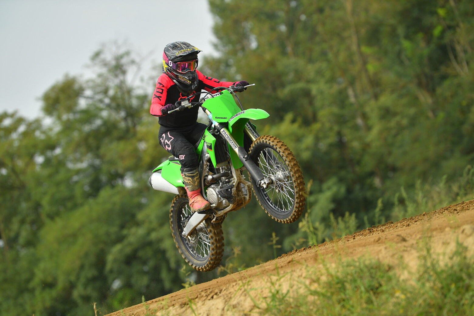 Motocross ist Marions Hobby und Leidenschaft. Hier ist Marion Schleifer auf einer Cross-Strecke mit ihrem Motorrad zu sehen.