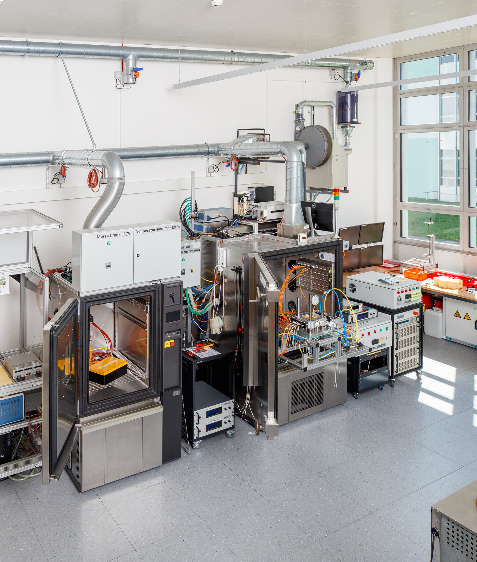 Im Batterielabor in Buchs stehen verschiedene Mess- und Testgeräte. 