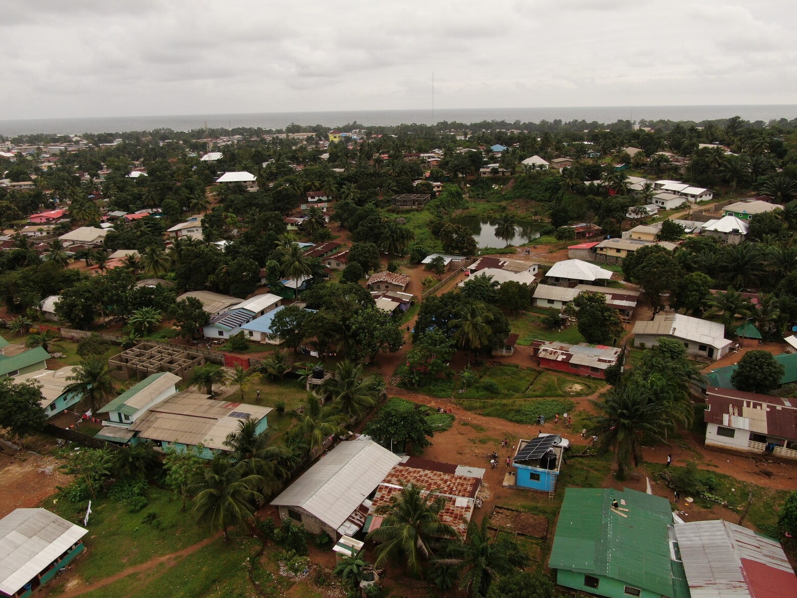 Die Umgebung präsentiert sich sandig mit diversen flachen Gebäuden, der blaue Wasserkiosk im rechten unteren Bereich des Bildes ist dank einer Solaranlage energieautark. 