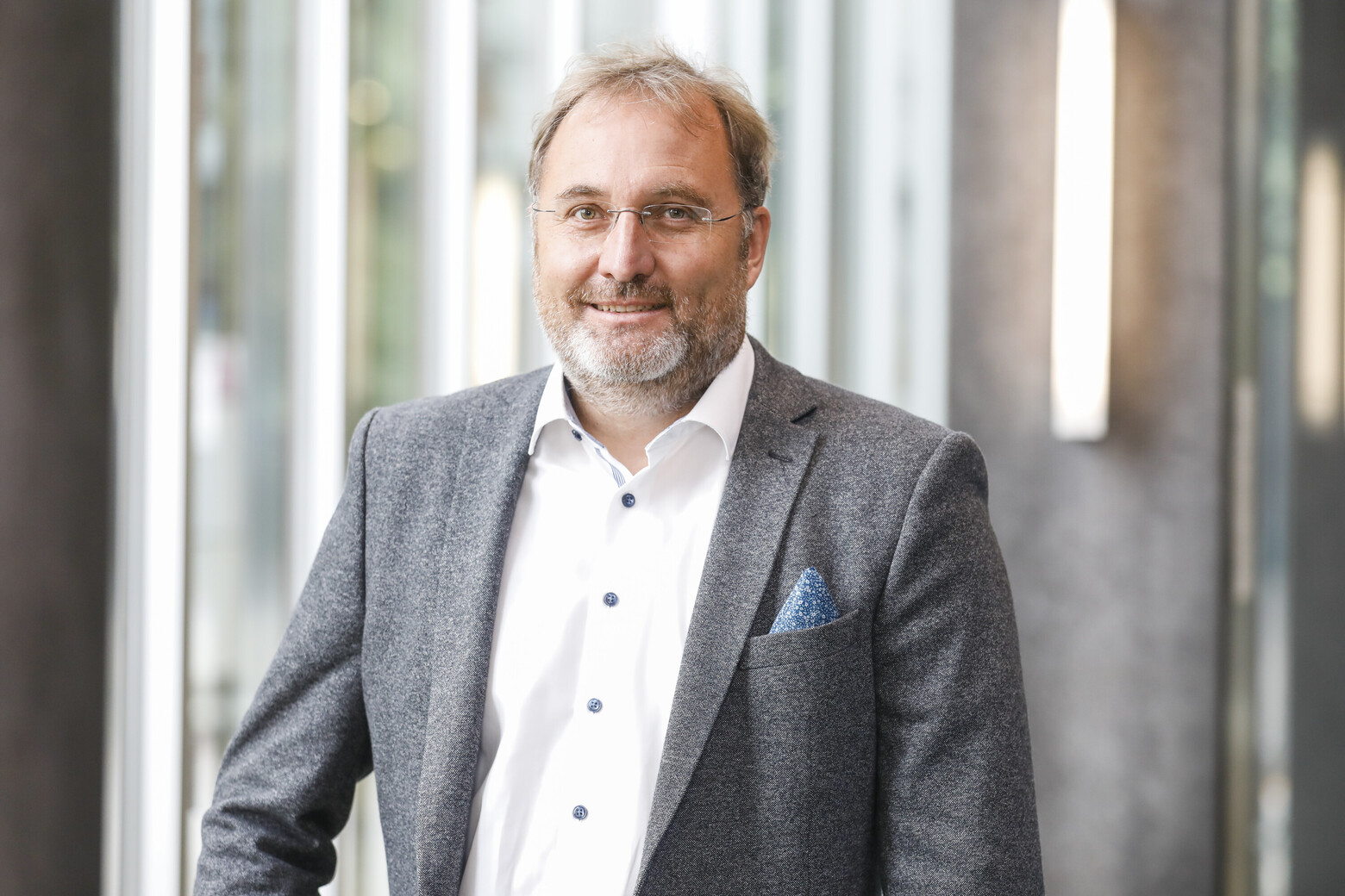 Auf dem Portrait ist Prof. Daniel Schwendemann, Leiter des Fachbereichs Compoundierung/Extrusion am IWK Institut für Werkstofftechnik und Kunststoffverarbeitung der OST.