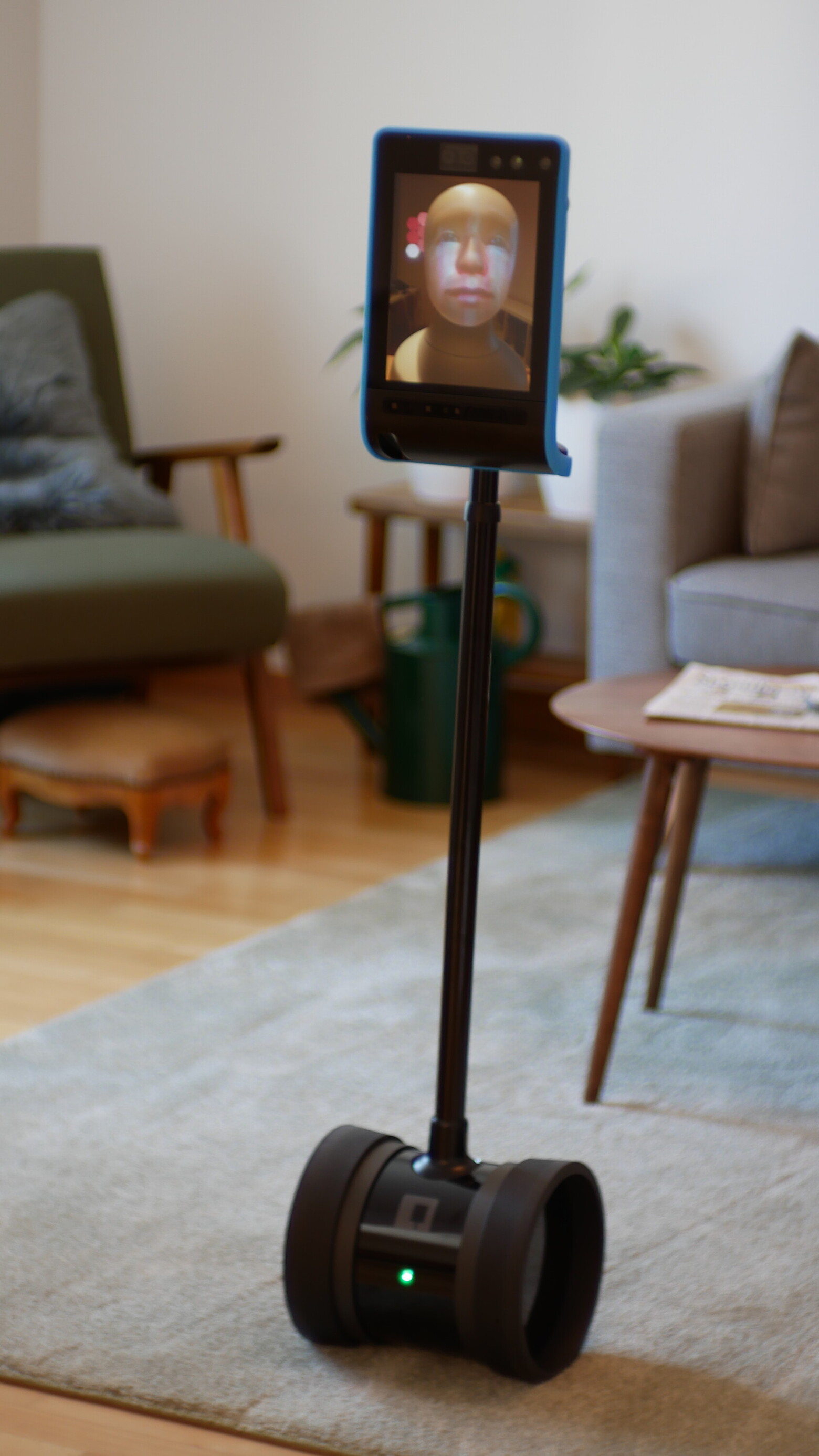 Auf dem Teppich im Wohnzimmer steht der Telepräsenz-Roboter Double 3.