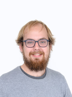 Ein Portrait von Raphael Schröder, Senior-Entwicklungsingenieur  am ILT Institut für Laborautomation und Mechatronik der OST.