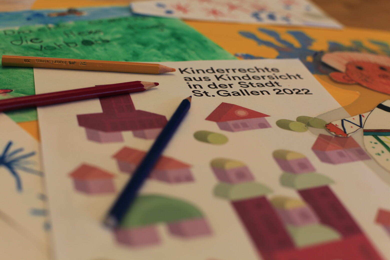Auf dem Titelblatt der Kinderrechtsstudie für die Stadt St. Gallen sind Häuser in verschiedenen Farben abgebildet.