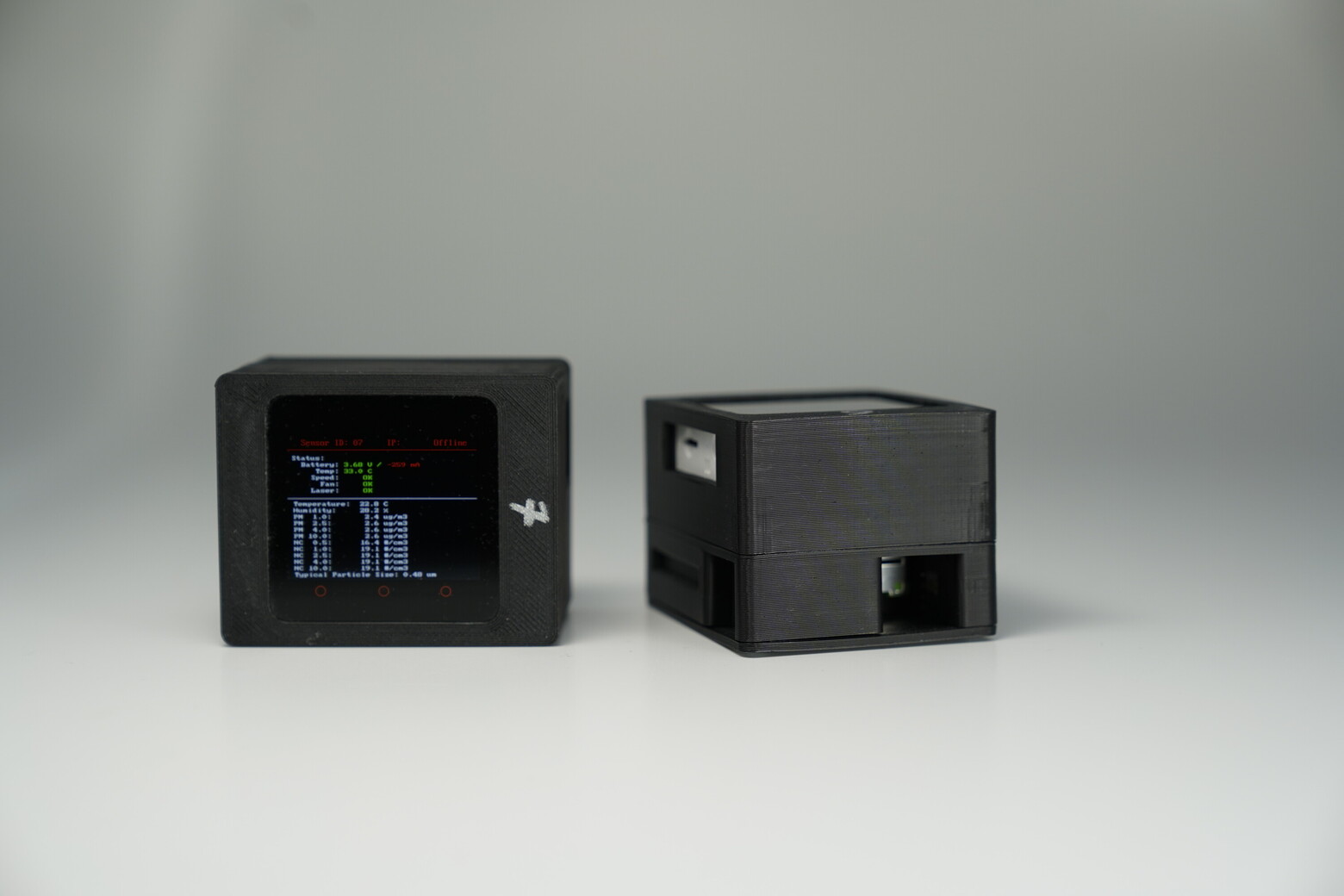 Bei der Messung helfen zwei schwarze, viereckige Sensoren mit einem kleinen Bildschirm.