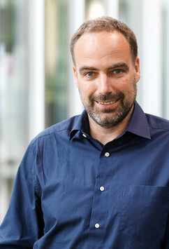 Das Porträt zeigt Professor Tobias Baur vom ILF Institut für Landschaft und Freiraum.