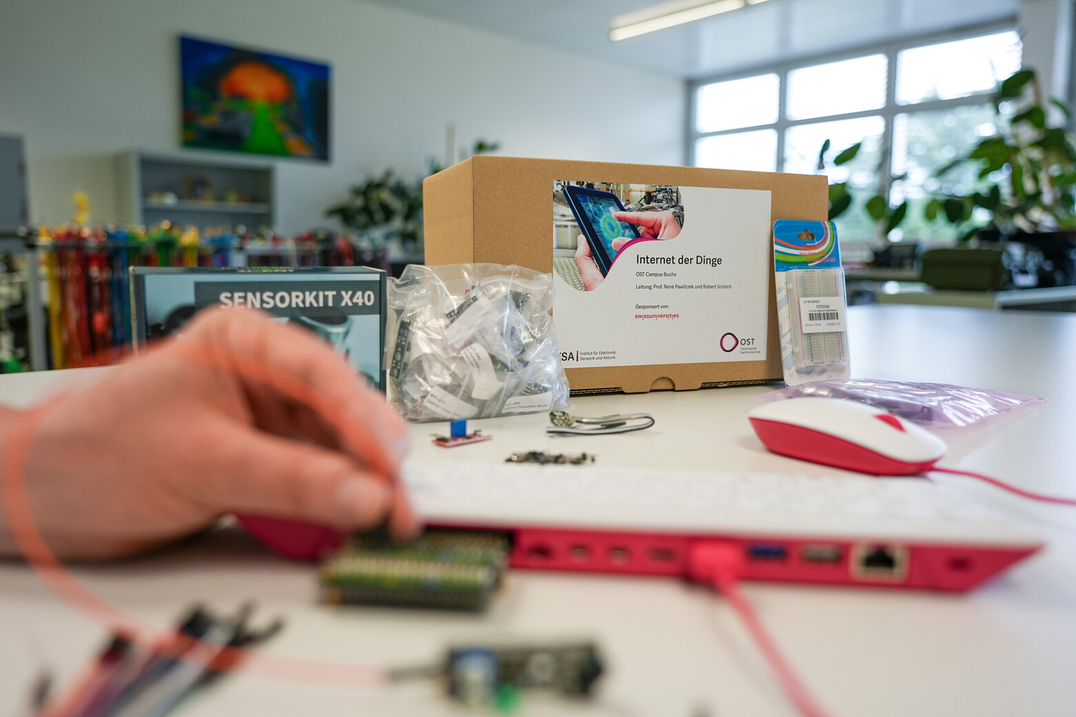 Der IoT-Experimentierkasten mit Einplatinencomputer, Sensoren, Kabel und Aktoren.