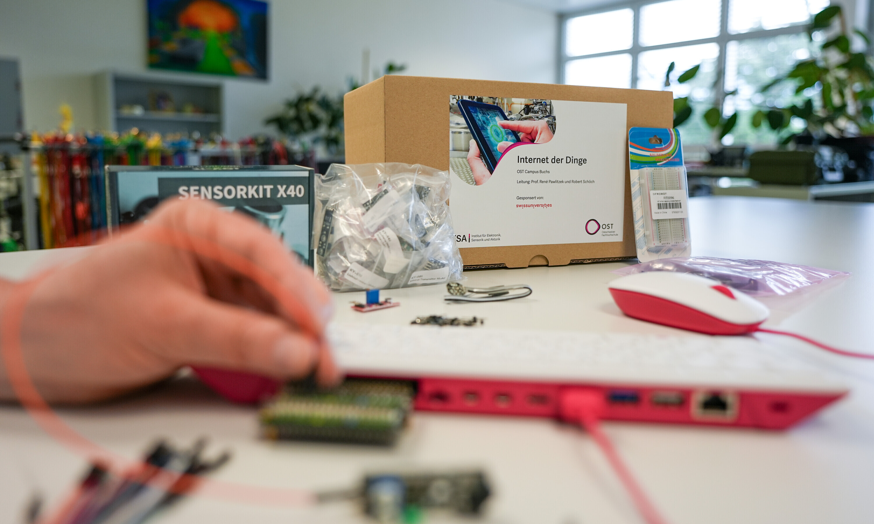 Der IoT-Experimentierkasten mit Einplatinencomputer, Sensoren, Kabel und Aktoren. 