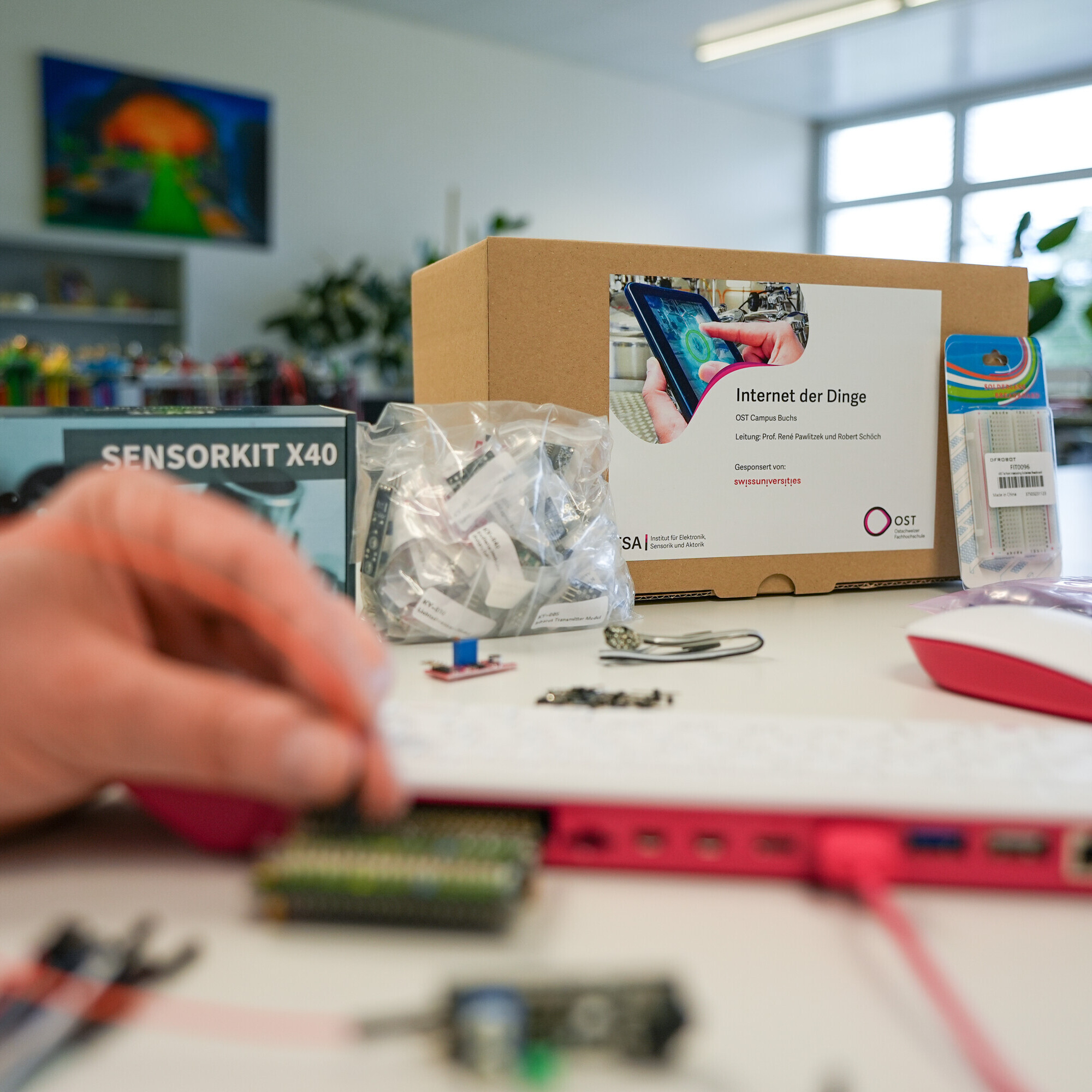 Der IoT-Experimentierkasten mit Einplatinencomputer, Sensoren, Kabel und Aktoren. 