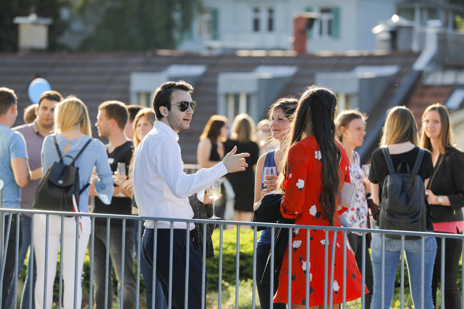 Während des Apéros von alumniOST auf der Dachterrasse des Fachhochschulzentrums in St. Gallen herrschte ausgelassene Stimmung.