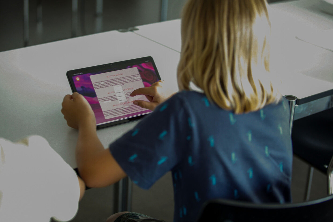 Ein Knabe lernt in der KIDIMO-App auf spielerische Weise seine Rechte kennen.