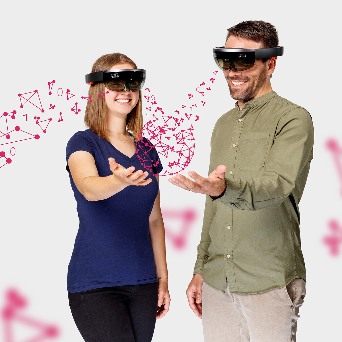 Eine Frau und ein Mann mit VR-Brillen, die fröhlich sind: Das Bild illustriert die positiven Seiten der künstlichen Intelligenz.
