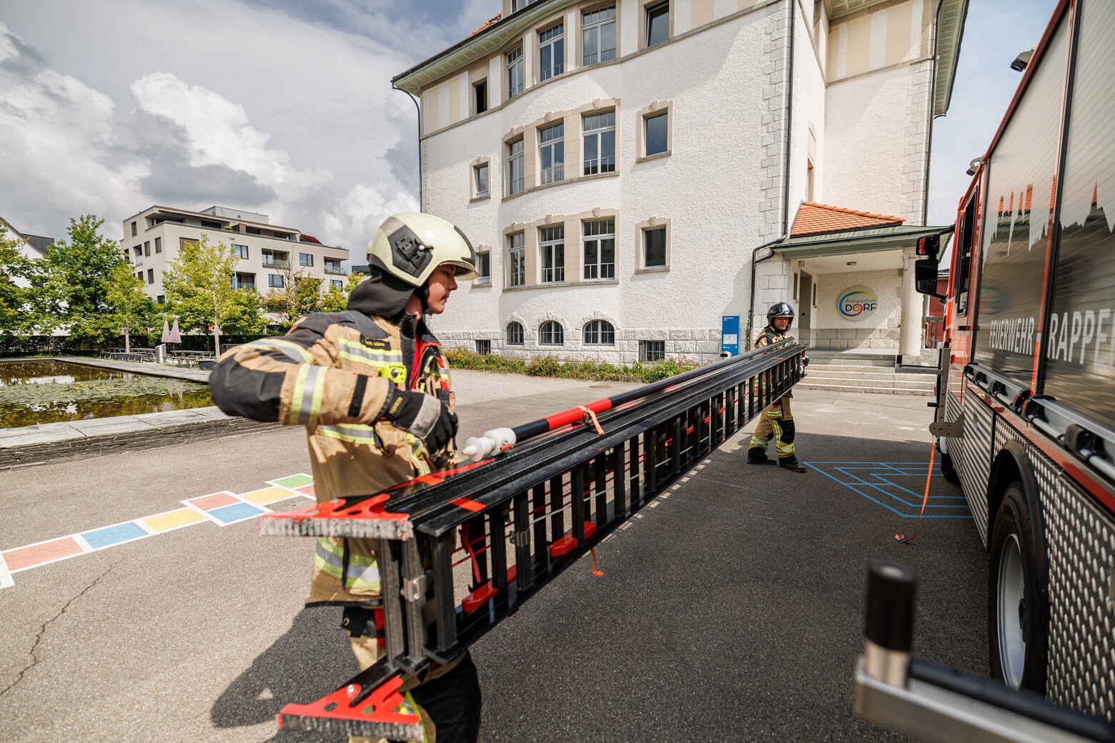 Die Feuerwehrleiter aus Carbon kann von zwei Männern getragen werden, vorher brauchte es vier dazu.