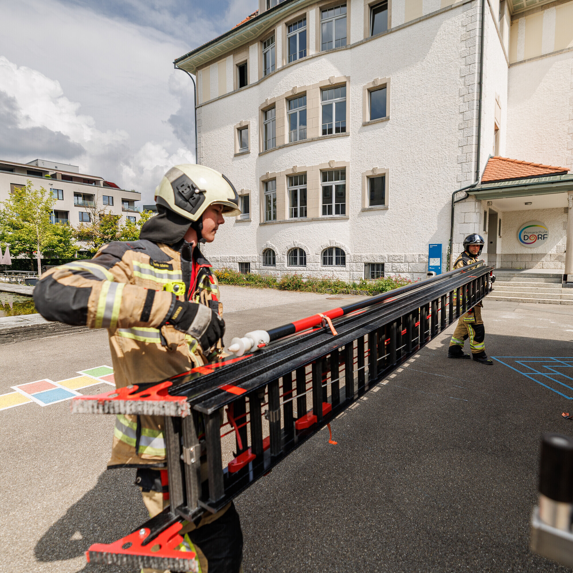 Die Feuerwehrleiter aus Carbon kann von zwei Männern getragen werden, vorher brauchte es vier dazu.