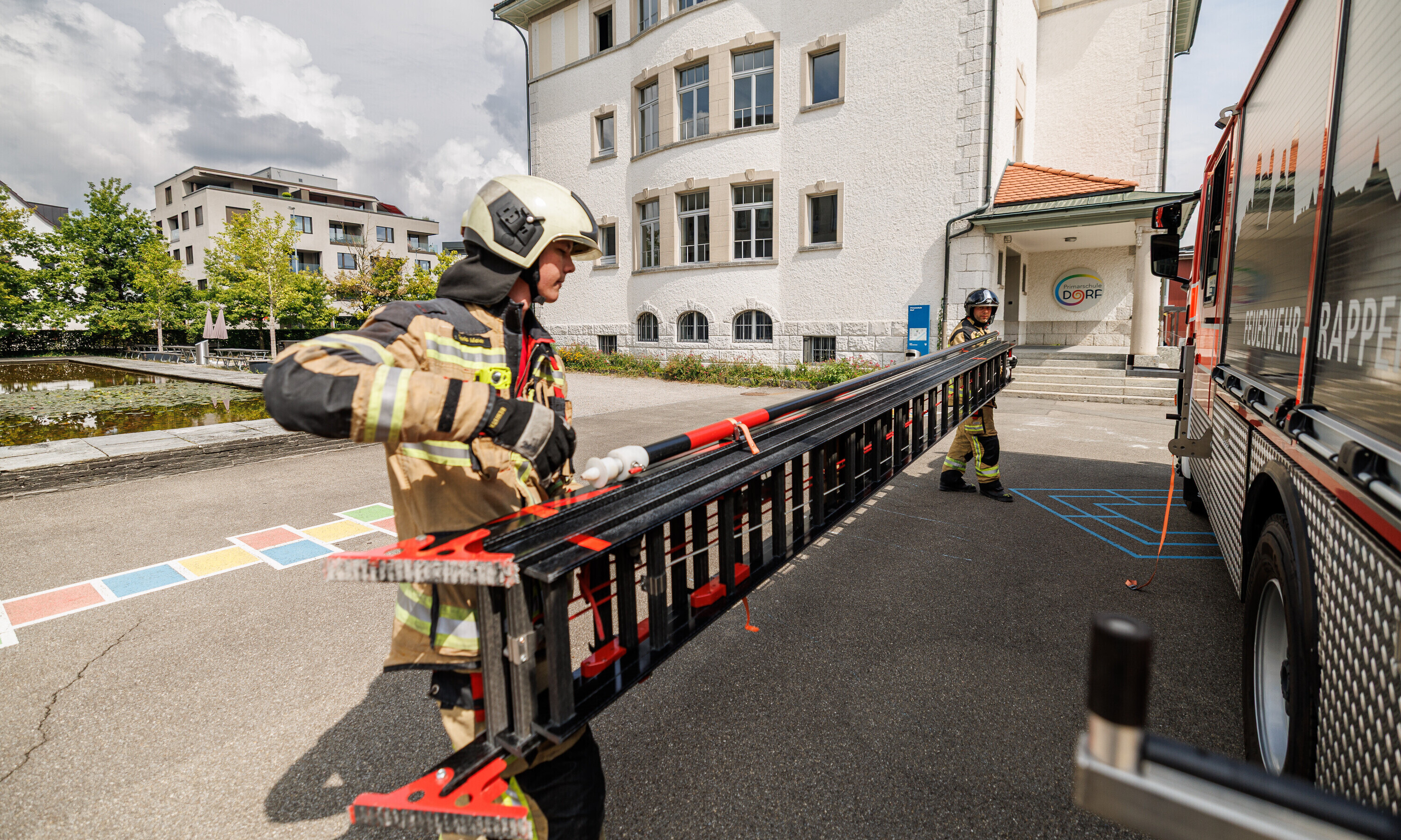 Die Feuerwehrleiter aus Carbon kann von zwei Männern getragen werden, vorher brauchte es vier dazu.