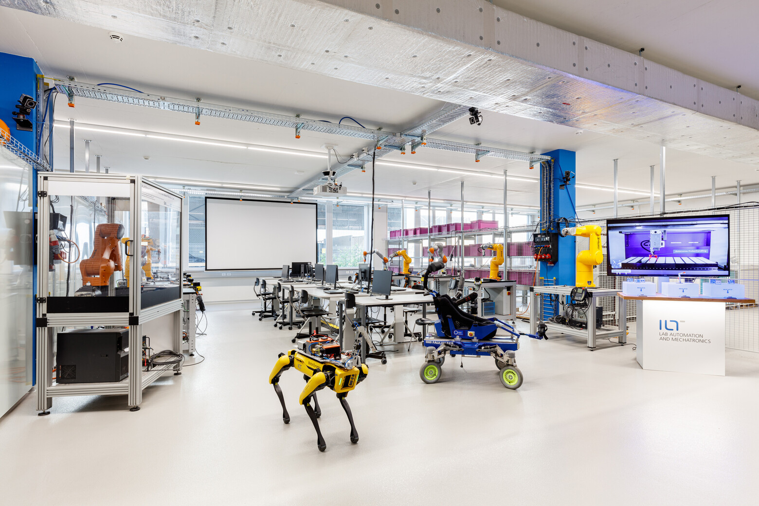 Das RoboticLab in Rapperswil-Jona mit Robotern und verschiedenen technischen Hilfsmitteln.