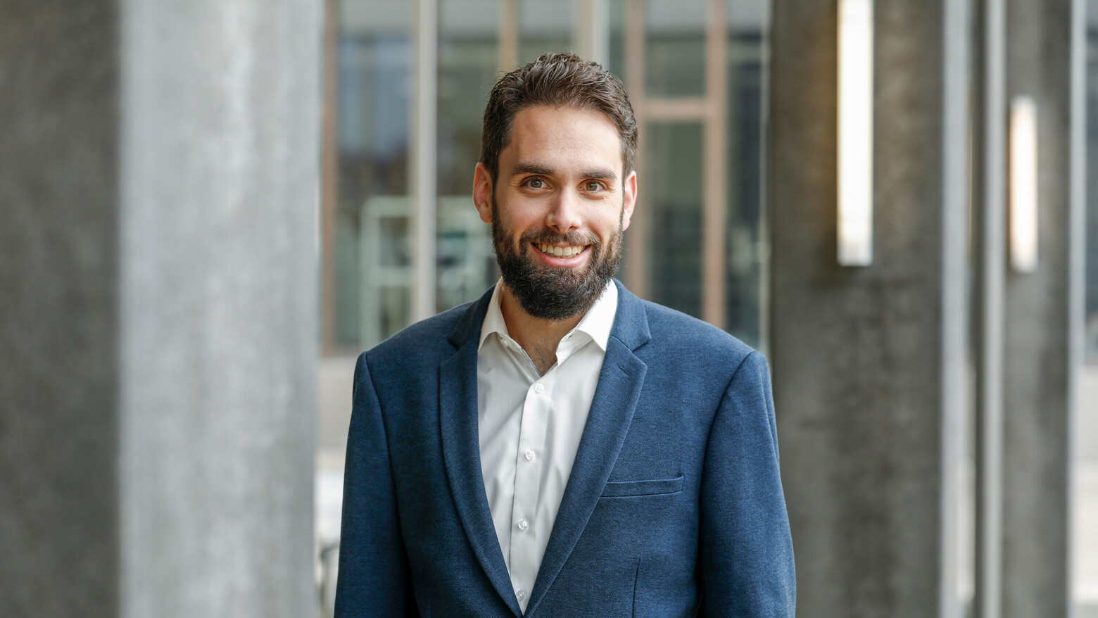 Das Portrait zeigt den neuen Leiter des ICAI, Hannes Badertscher.