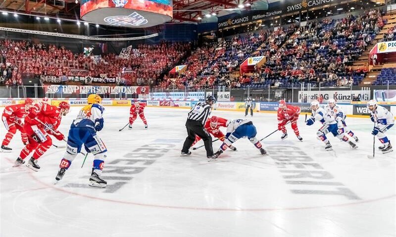 Hier ist der Eishockeyclub Rapperswil-Jona auf dem Spielfeld der vollen St.Galler Kantonalbank Arena zu sehen.